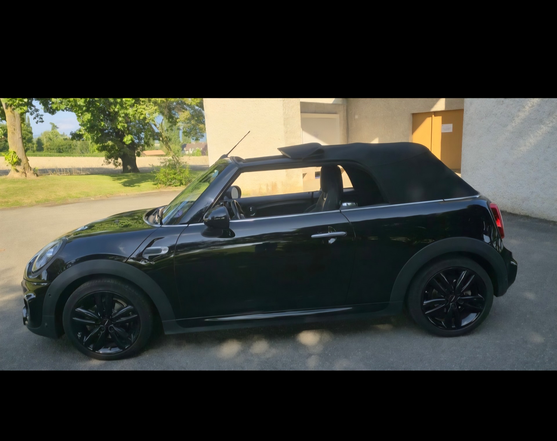 MINI Cooper Cabriolet-image-1