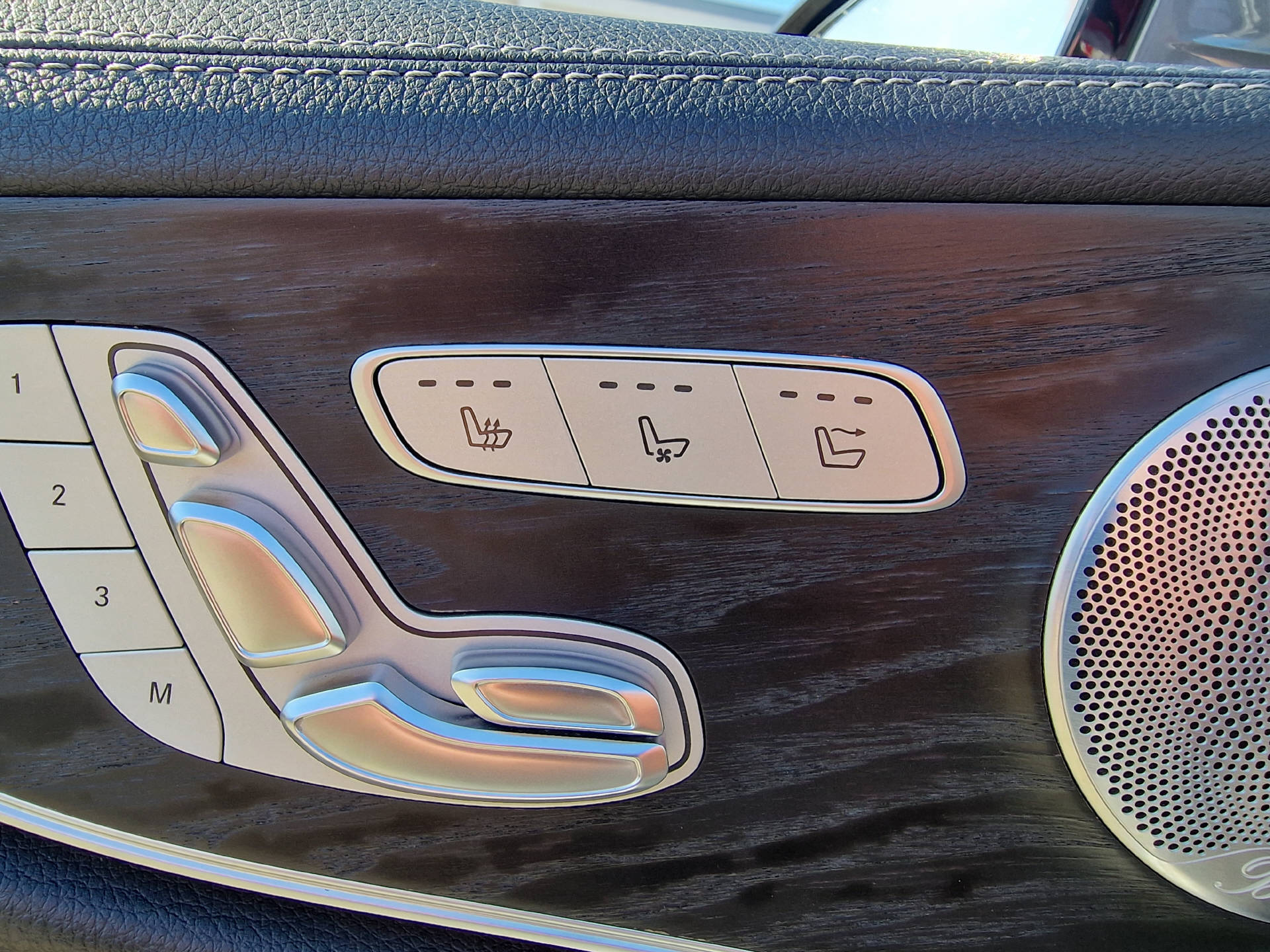 MERCEDES-BENZ E 200 AMG Line 4matic Cabriolet-image-17
