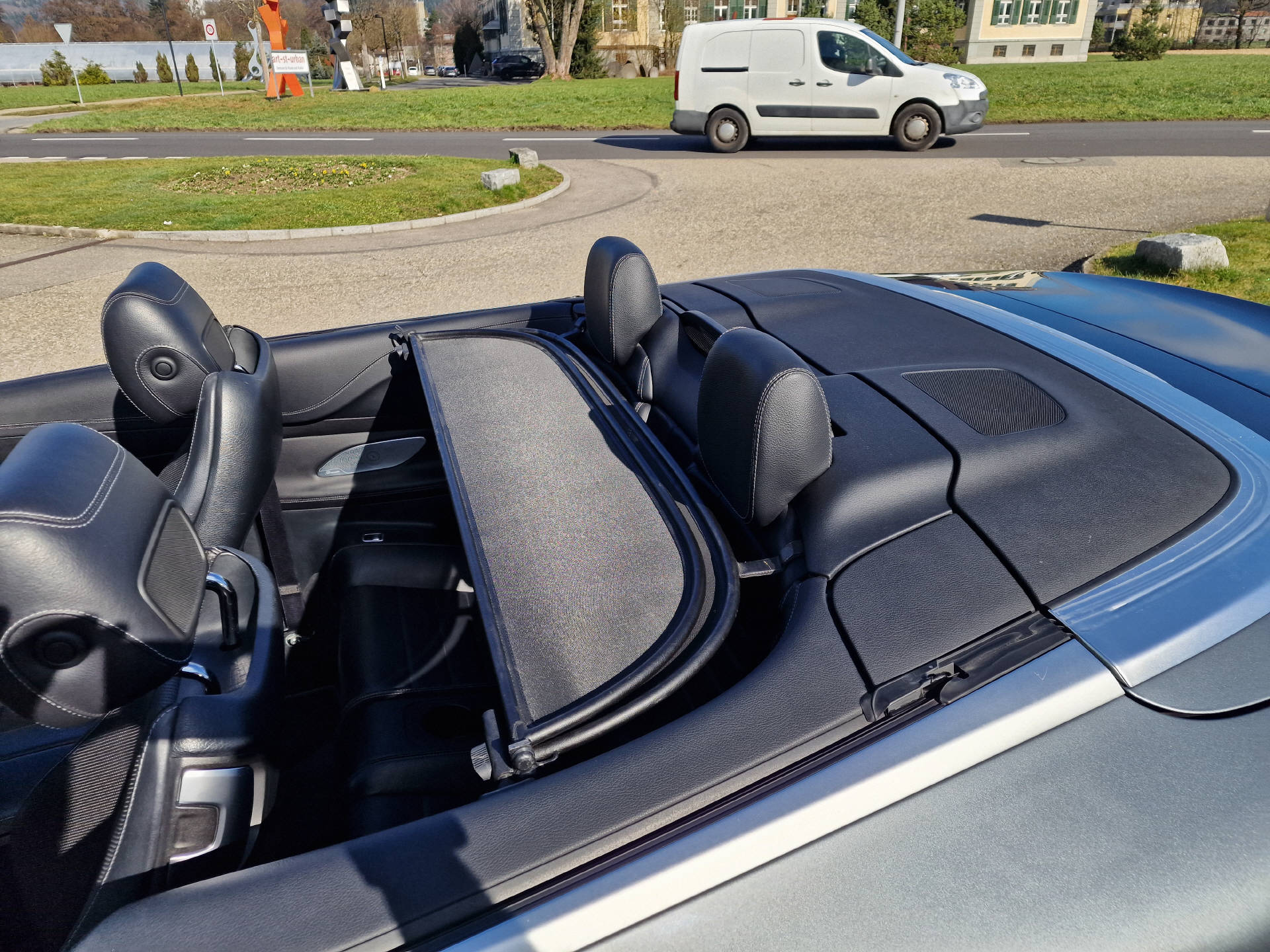 MERCEDES-BENZ E 200 AMG Line 4matic Cabriolet-image-11