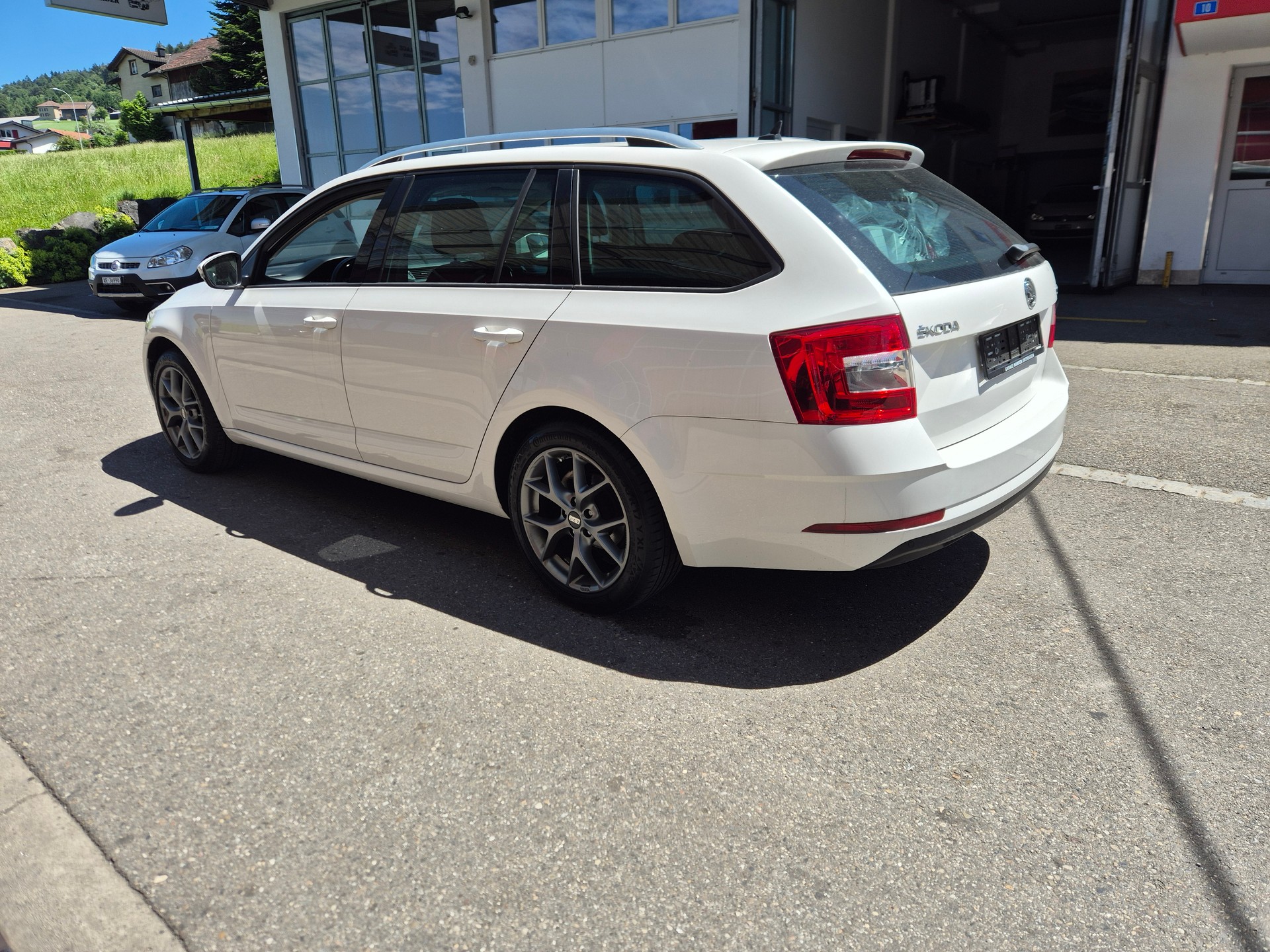 SKODA Octavia Combi 2.0 TDI Ambition DSG-image-1