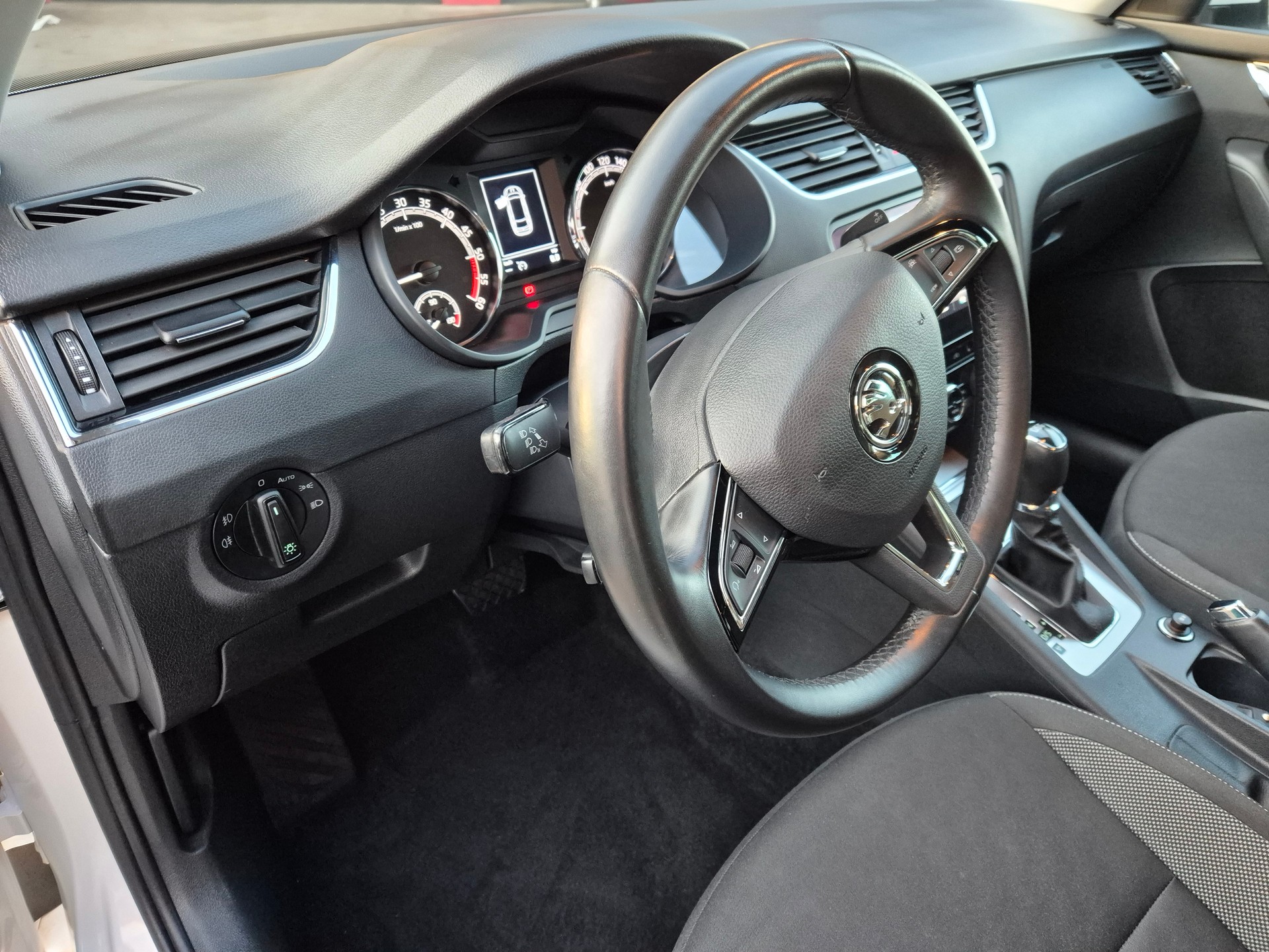 SKODA Octavia Combi 2.0 TDI Ambition DSG-image-9