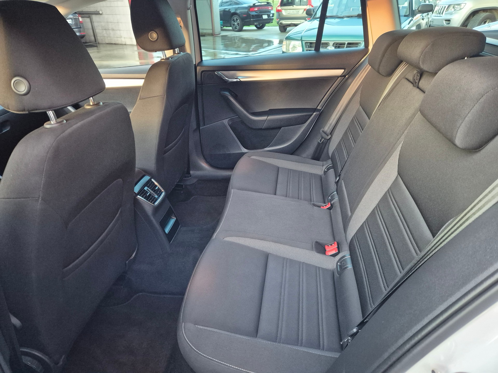 SKODA Octavia Combi 2.0 TDI Ambition DSG-image-6