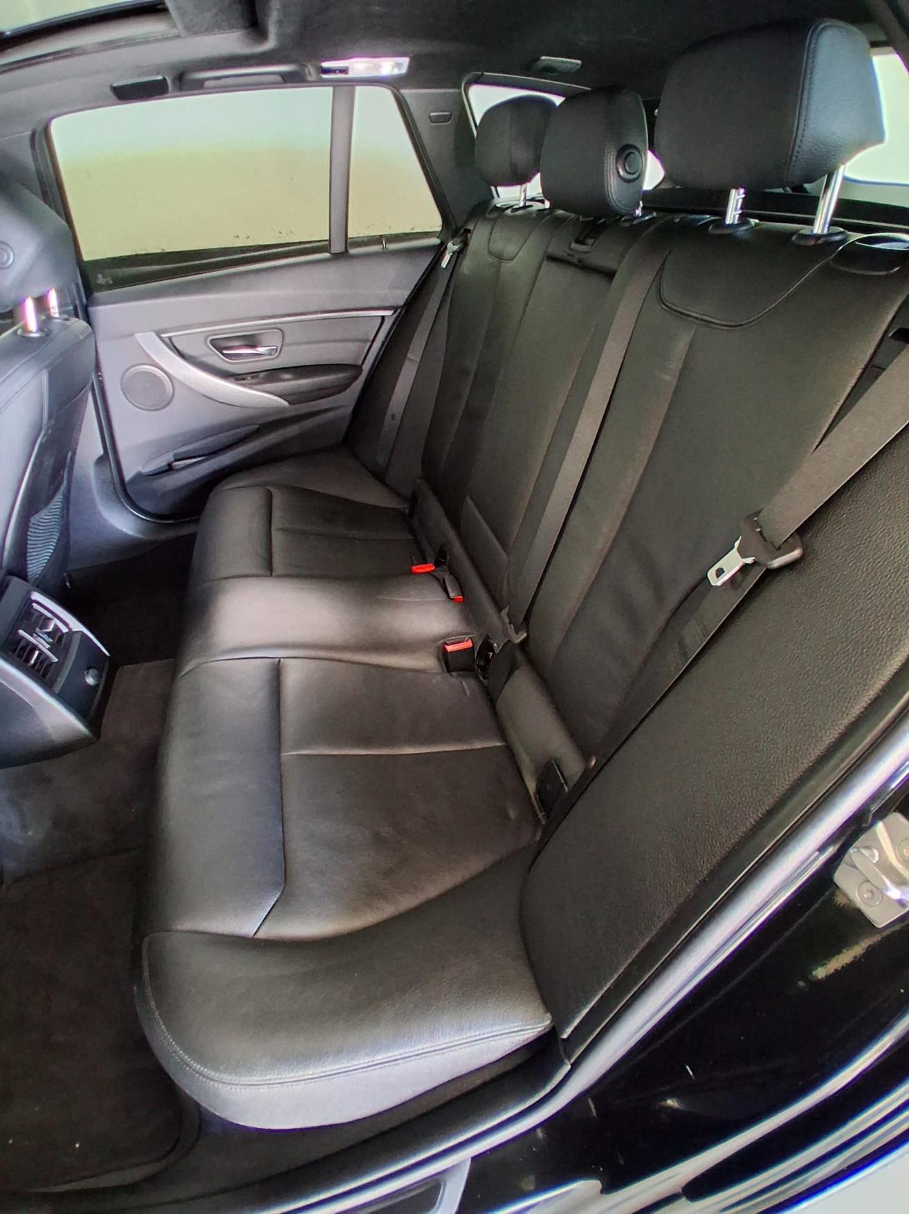 BMW 330d xDrive SAG Touring-image-8