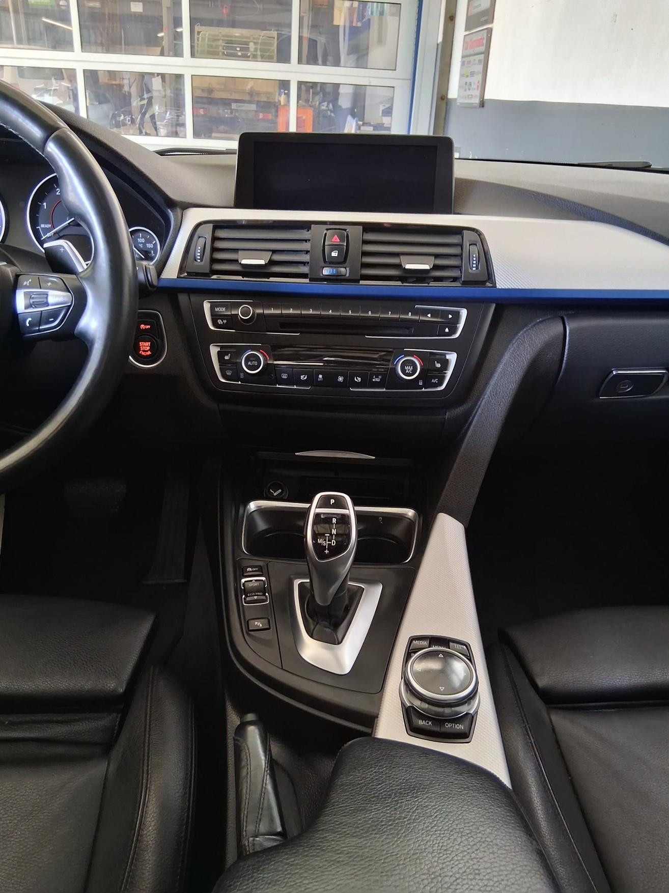 BMW 330d xDrive SAG Touring-image-12