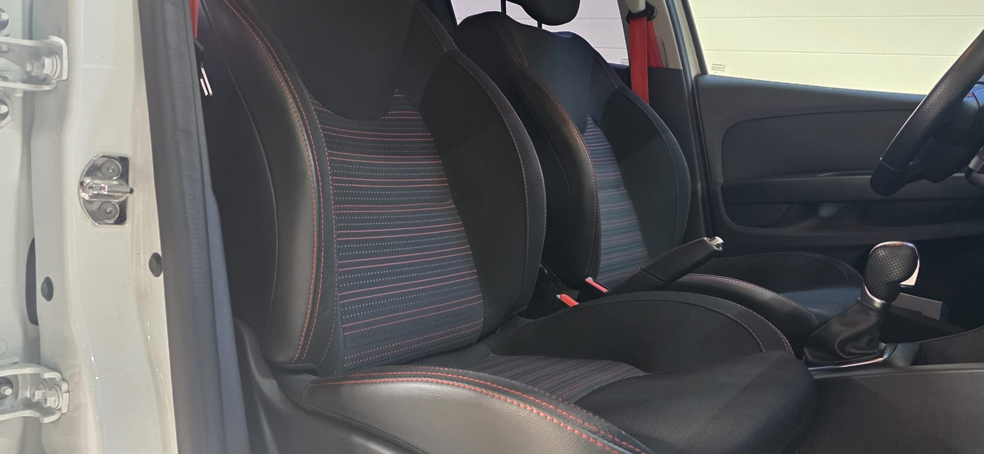 RENAULT Clio 1.6 T RS 200 EDC *CH FAHRZEUG* FRISCH AB MFK*-image-24