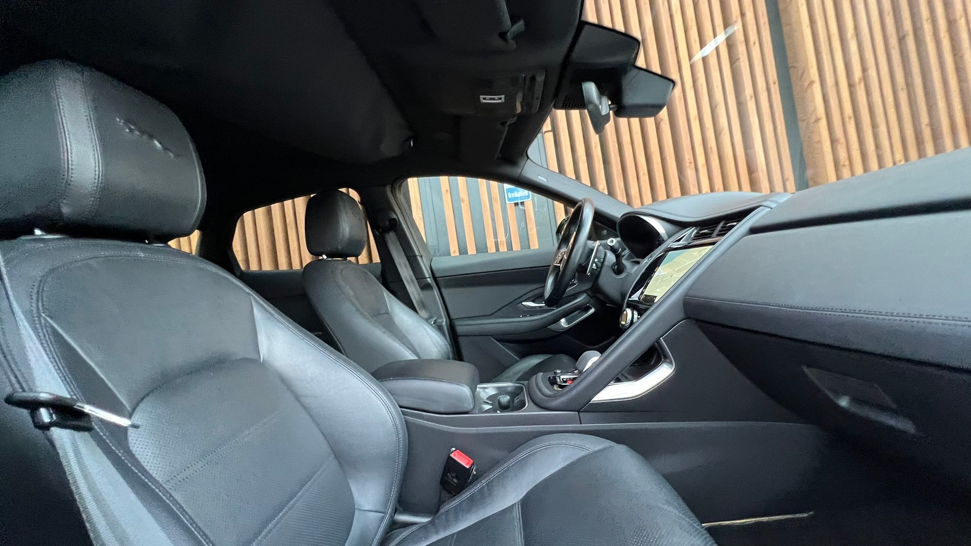 JAGUAR E-PACE 2.0d D165 R-DYNAMIK AWD BLACK l 163 PS-image-21