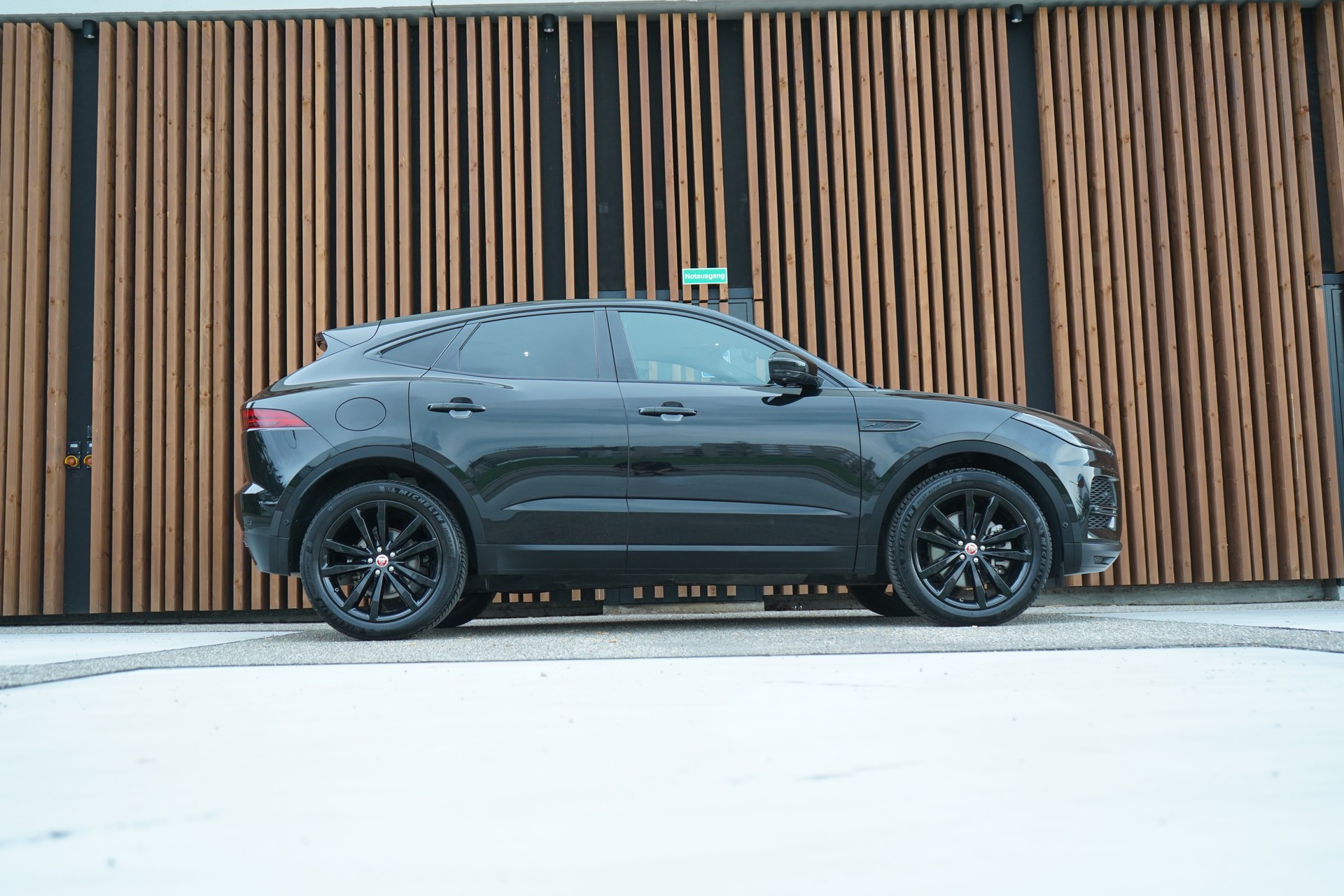 JAGUAR E-PACE 2.0d D165 R-DYNAMIK AWD BLACK l 163 PS-image-0