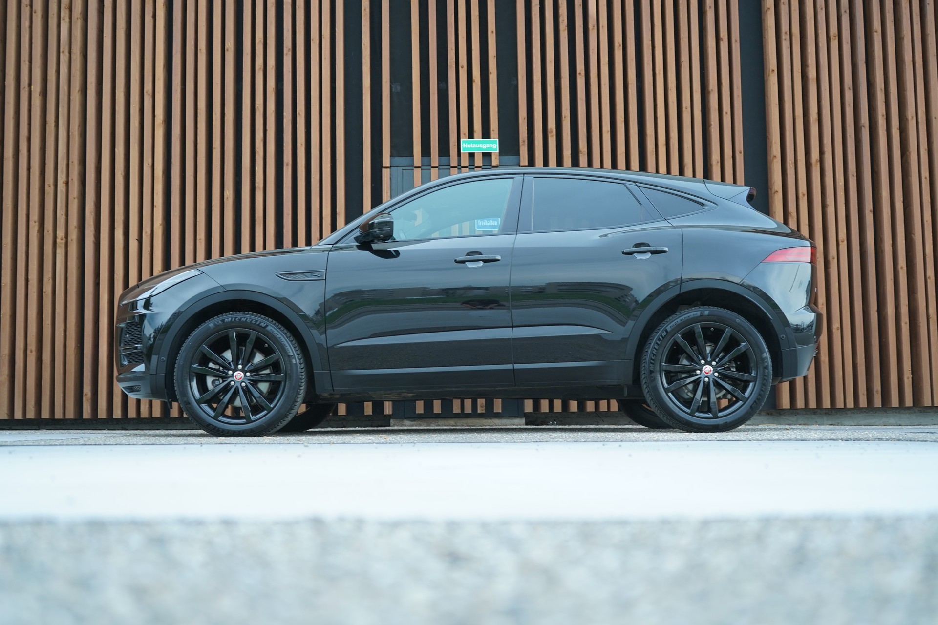 JAGUAR E-PACE 2.0d D165 R-DYNAMIK AWD BLACK l 163 PS-image-1