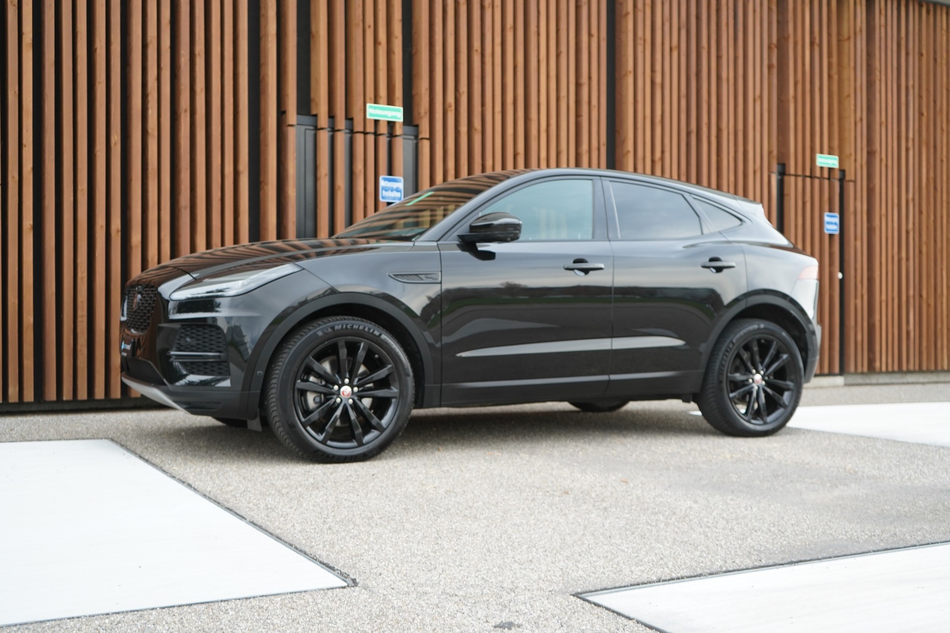 JAGUAR E-PACE 2.0d D165 R-DYNAMIK AWD BLACK l 163 PS-image-6