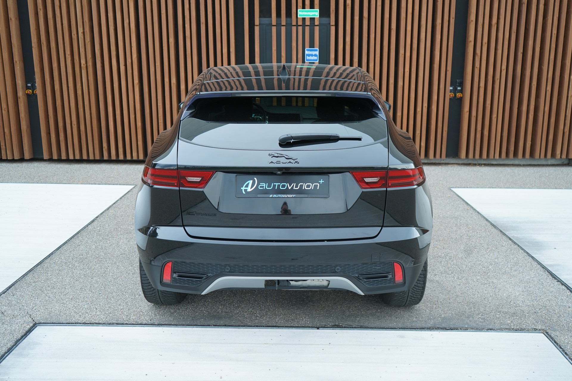 JAGUAR E-PACE 2.0d D165 R-DYNAMIK AWD BLACK l 163 PS-image-15