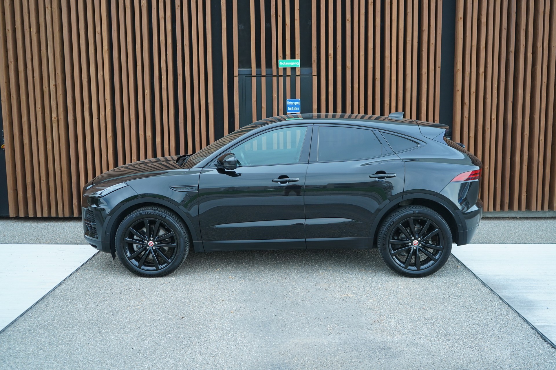 JAGUAR E-PACE 2.0d D165 R-DYNAMIK AWD BLACK l 163 PS-image-5