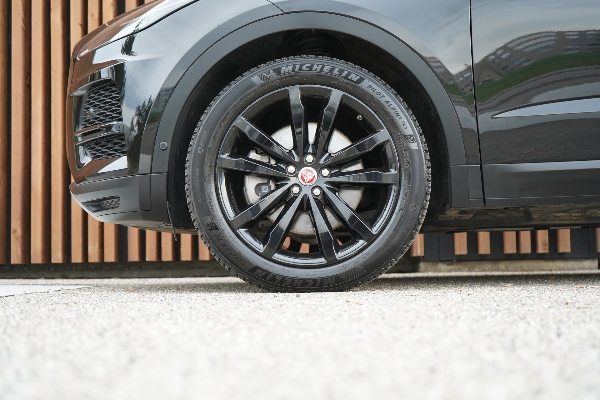 JAGUAR E-PACE 2.0d D165 R-DYNAMIK AWD BLACK l 163 PS-image-17
