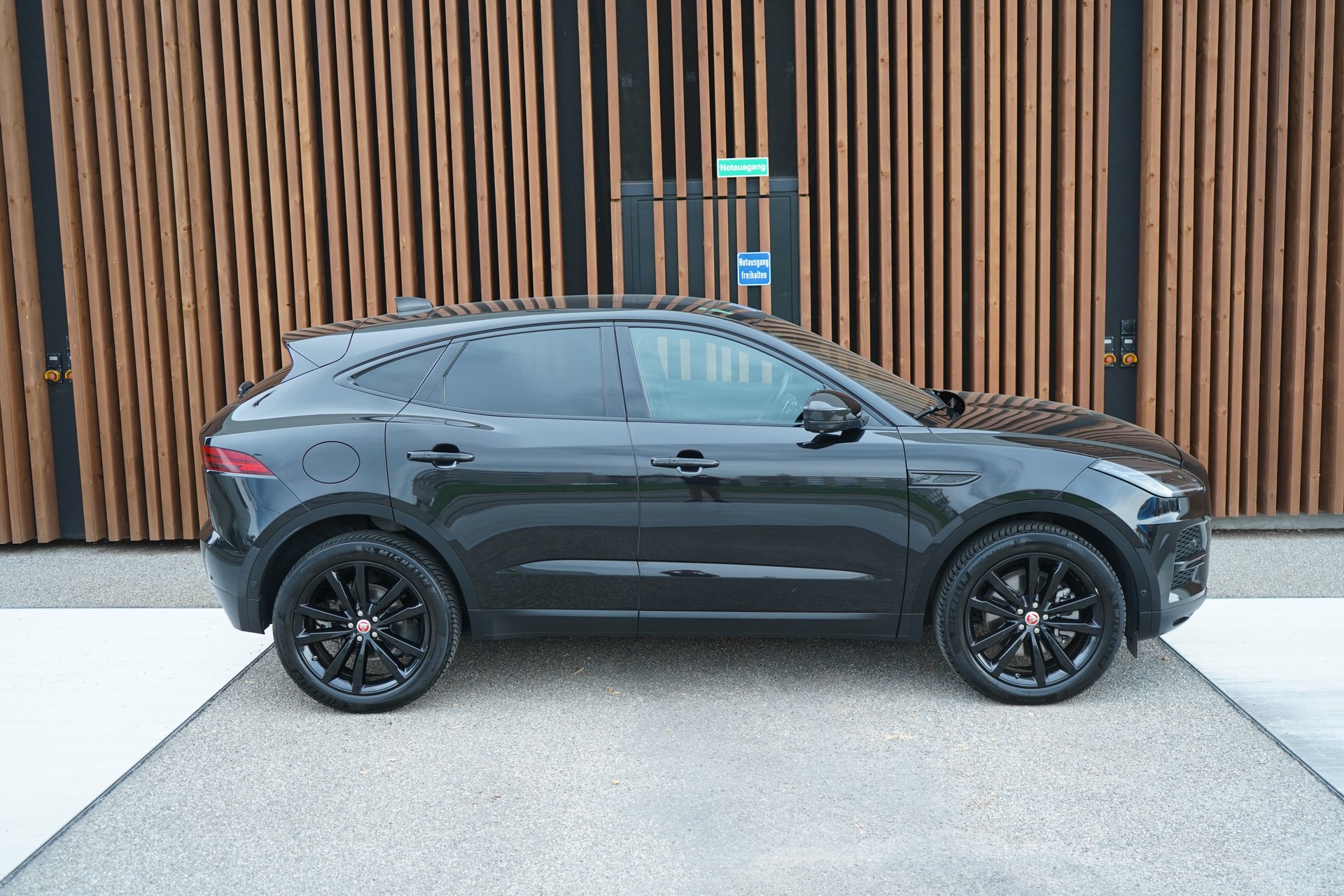 JAGUAR E-PACE 2.0d D165 R-DYNAMIK AWD BLACK l 163 PS-image-4