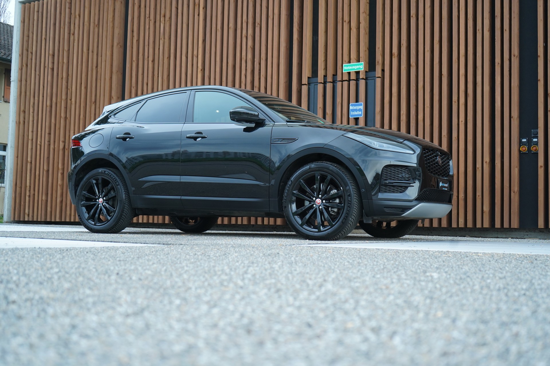 JAGUAR E-PACE 2.0d D165 R-DYNAMIK AWD BLACK l 163 PS-image-8