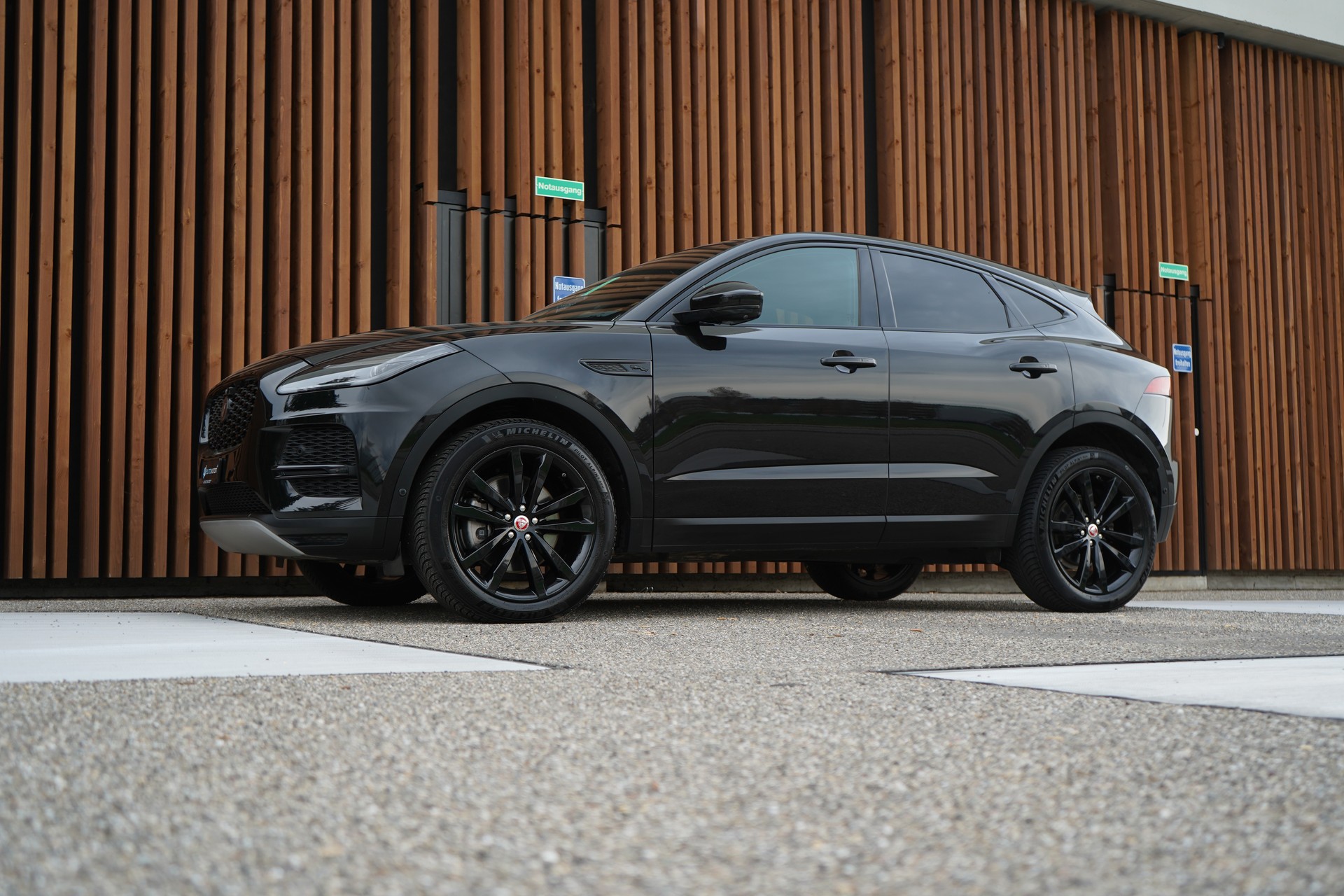 JAGUAR E-PACE 2.0d D165 R-DYNAMIK AWD BLACK l 163 PS-image-10
