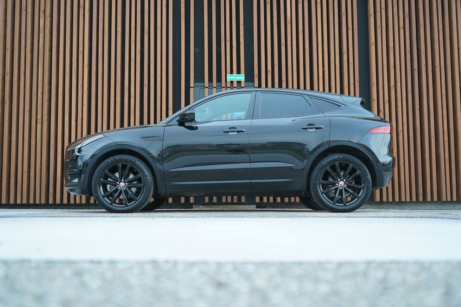 JAGUAR E-PACE 2.0d D165 R-DYNAMIK AWD BLACK l 163 PS-image-3