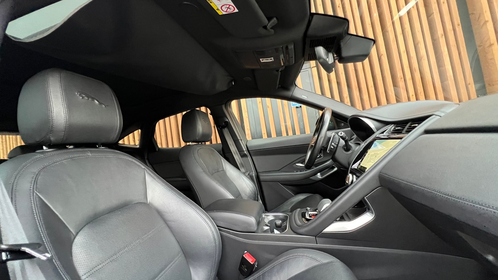 JAGUAR E-PACE 2.0d D165 R-DYNAMIK AWD BLACK l 163 PS-image-23