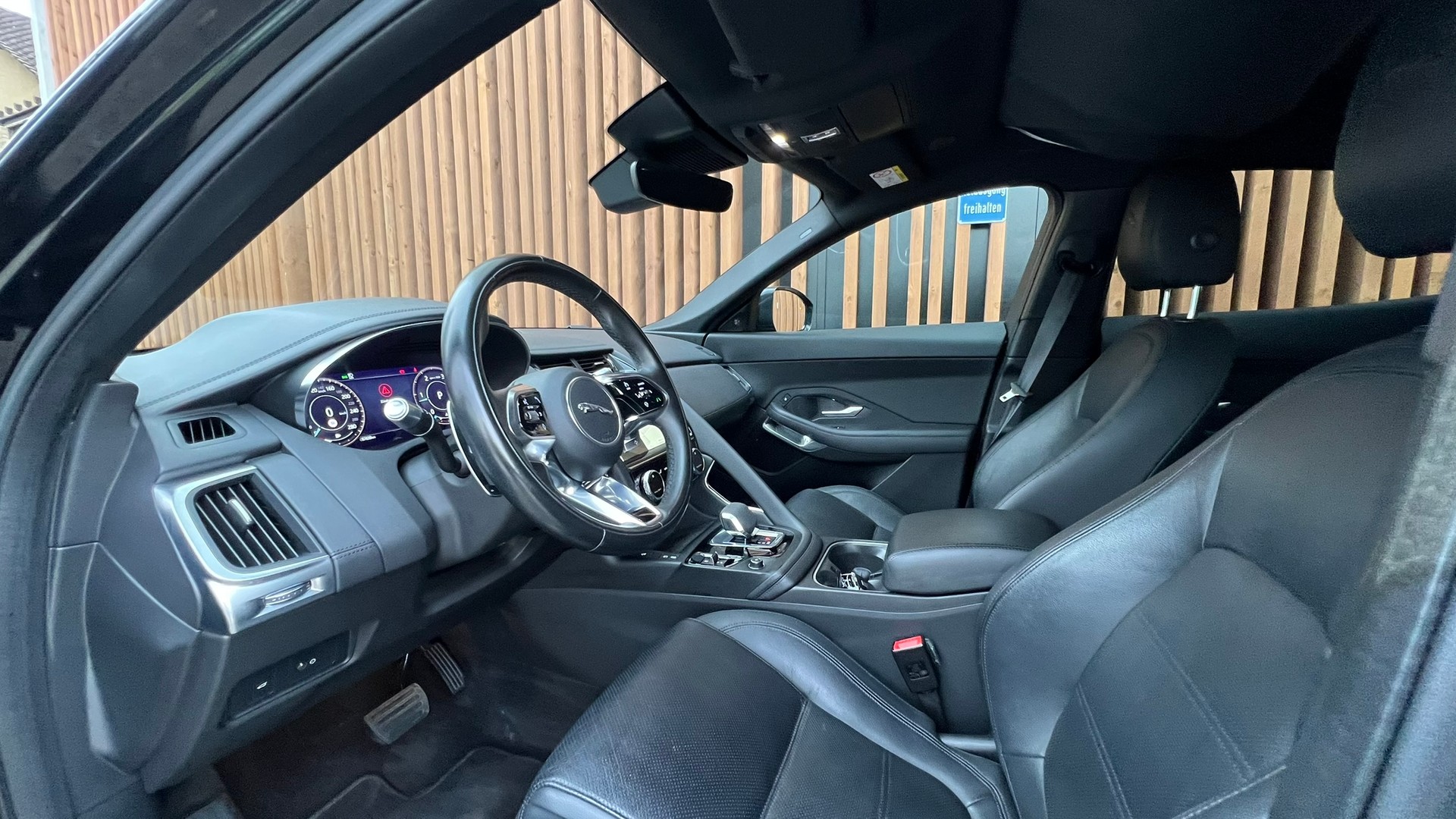 JAGUAR E-PACE 2.0d D165 R-DYNAMIK AWD BLACK l 163 PS-image-22