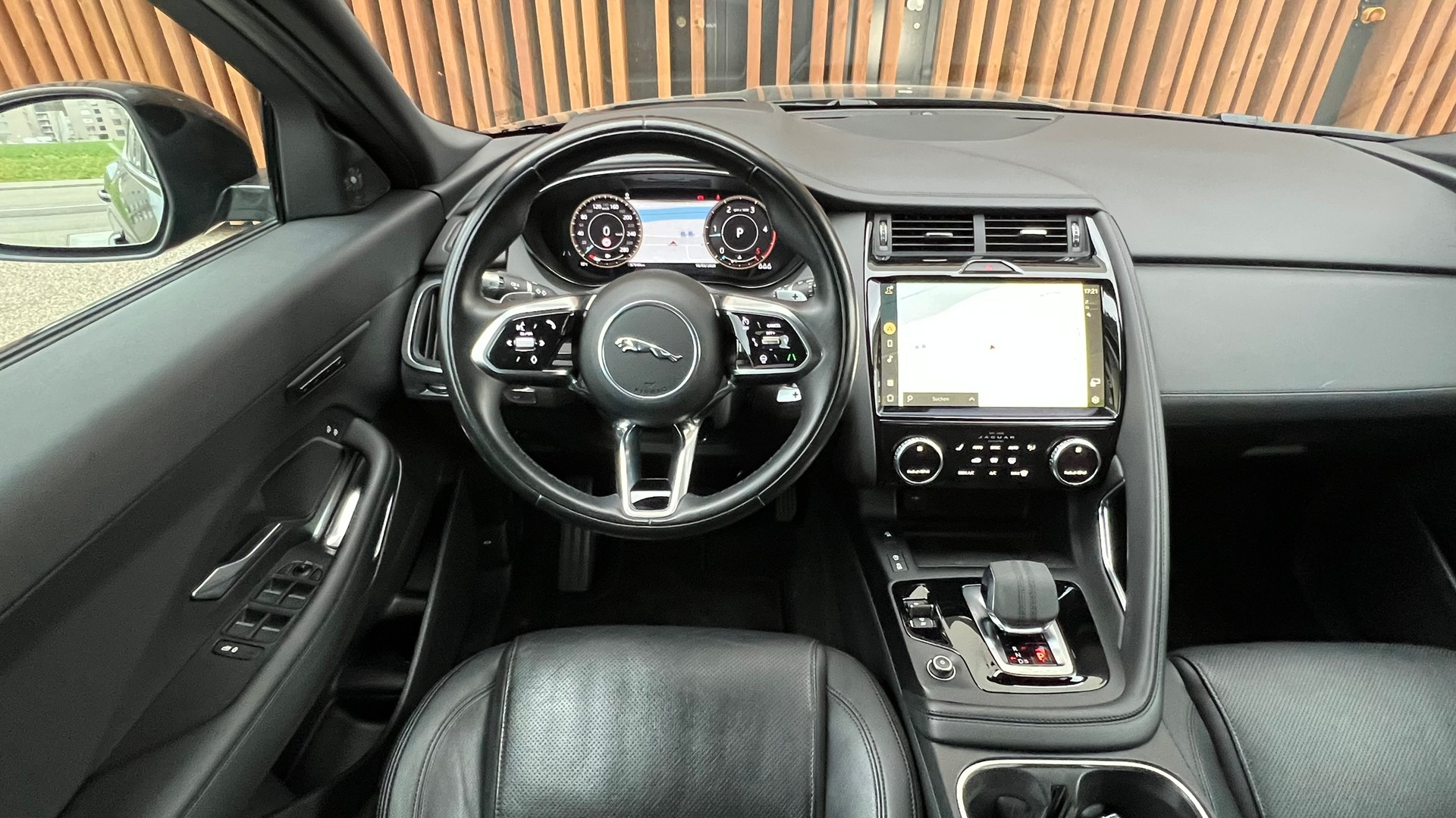 JAGUAR E-PACE 2.0d D165 R-DYNAMIK AWD BLACK l 163 PS-image-20