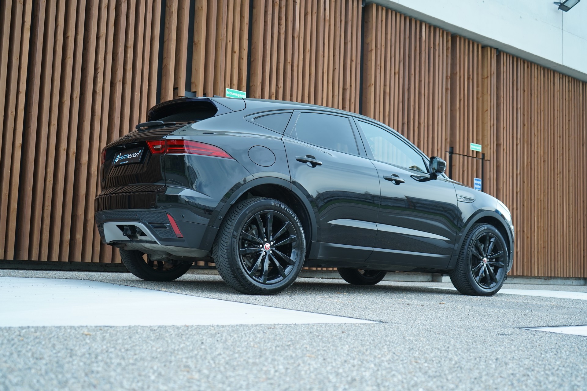 JAGUAR E-PACE 2.0d D165 R-DYNAMIK AWD BLACK l 163 PS-image-9
