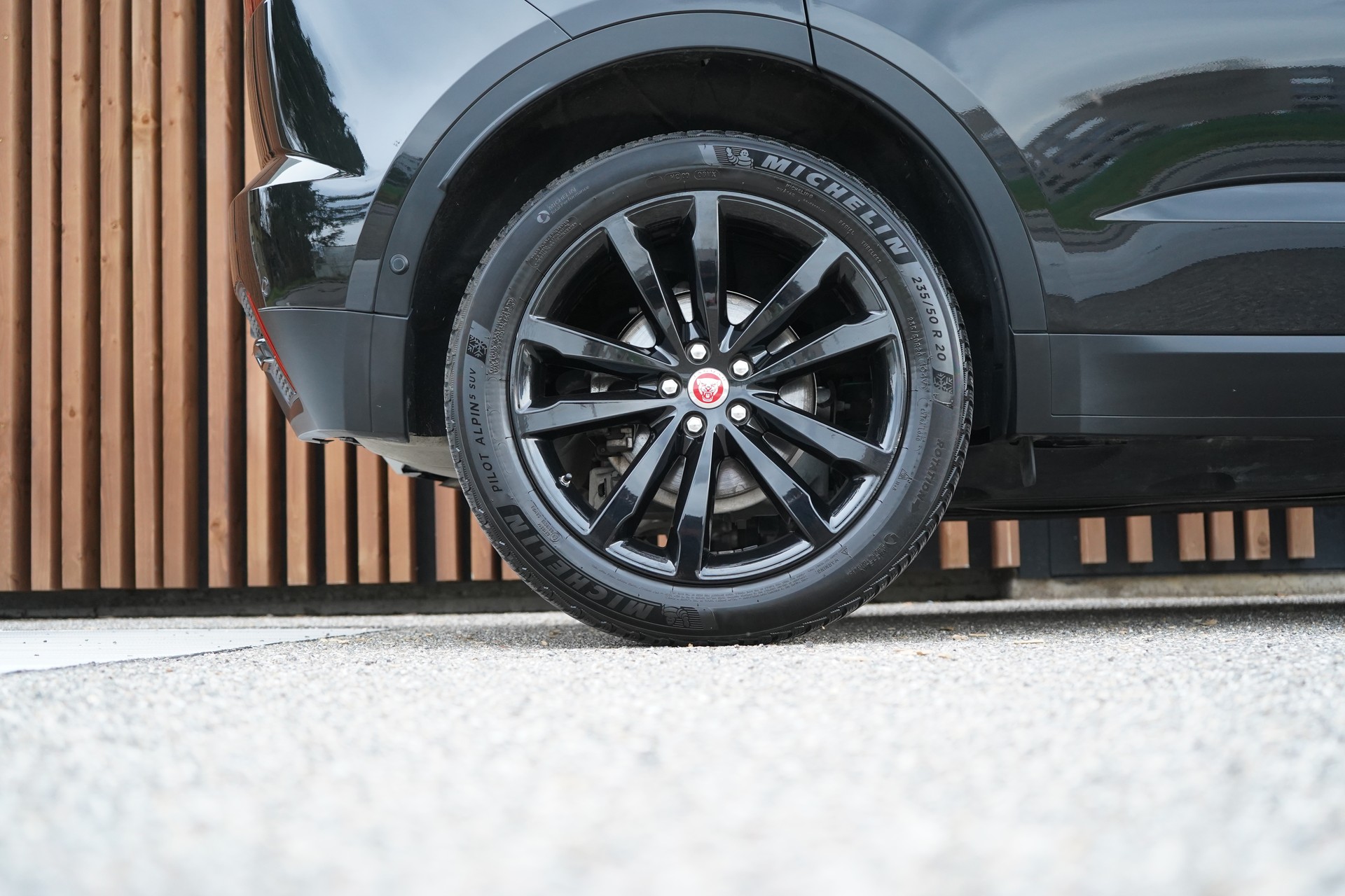 JAGUAR E-PACE 2.0d D165 R-DYNAMIK AWD BLACK l 163 PS-image-18