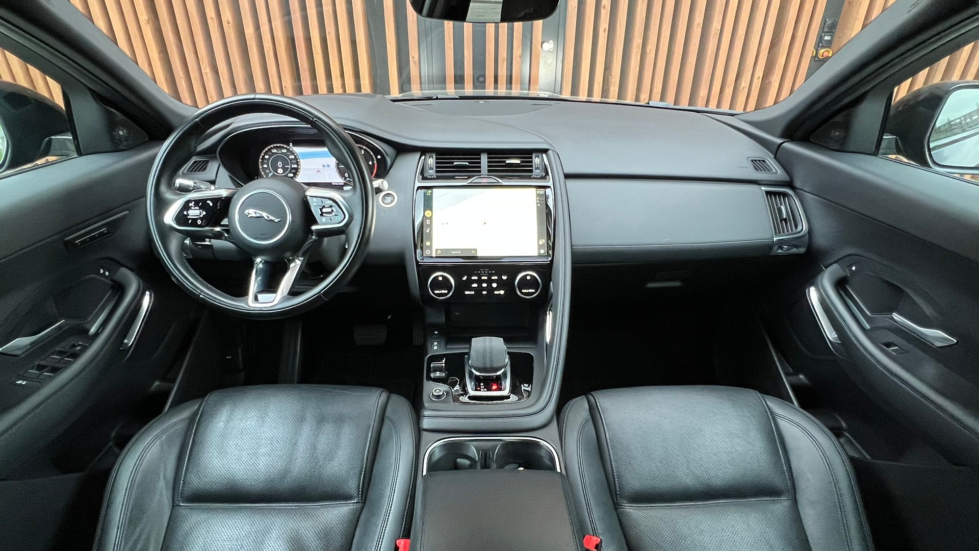 JAGUAR E-PACE 2.0d D165 R-DYNAMIK AWD BLACK l 163 PS-image-19