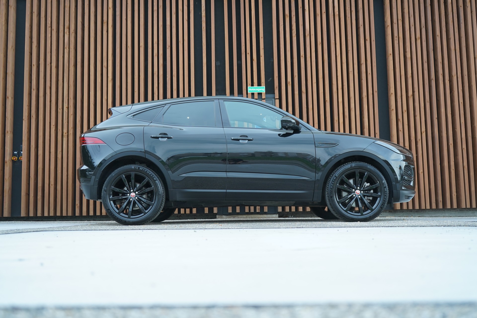 JAGUAR E-PACE 2.0d D165 R-DYNAMIK AWD BLACK l 163 PS-image-2