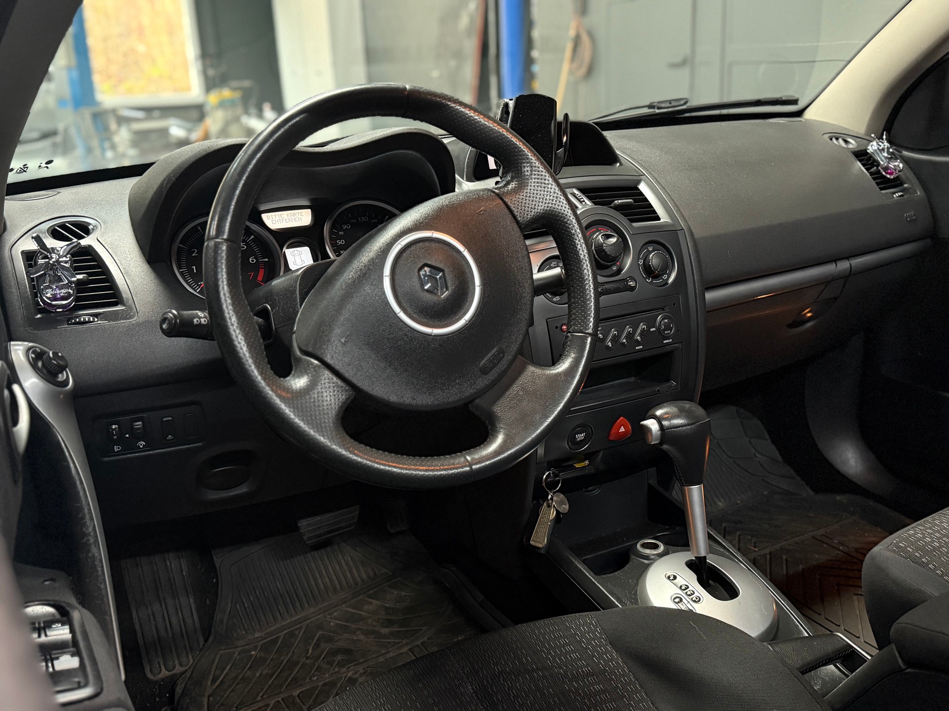 RENAULT Mégane C-C 2.0 16V Dynamique Confort-image-9