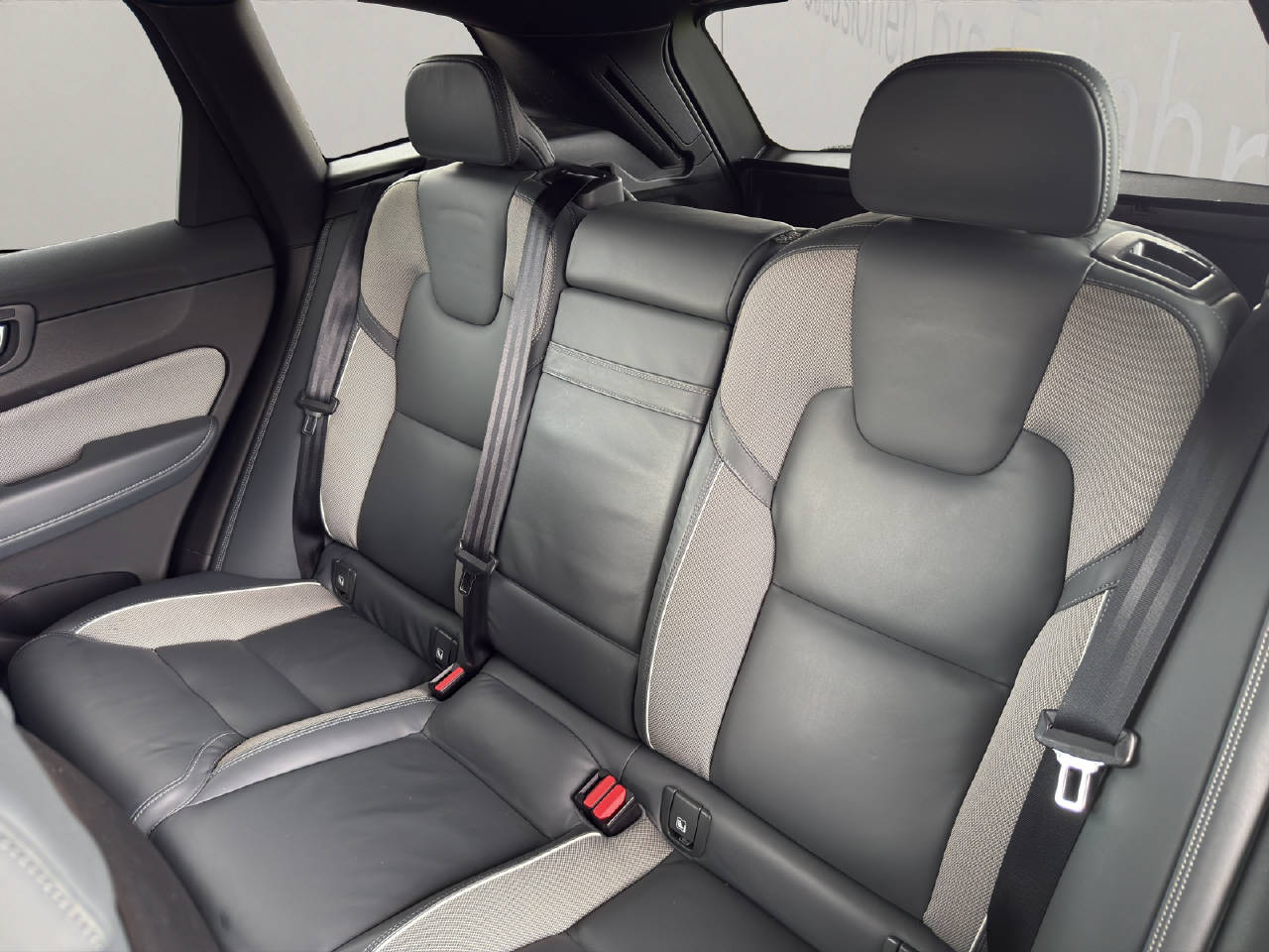 VOLVO XC60 2.0 B4 MH R-Design AWD-image-11