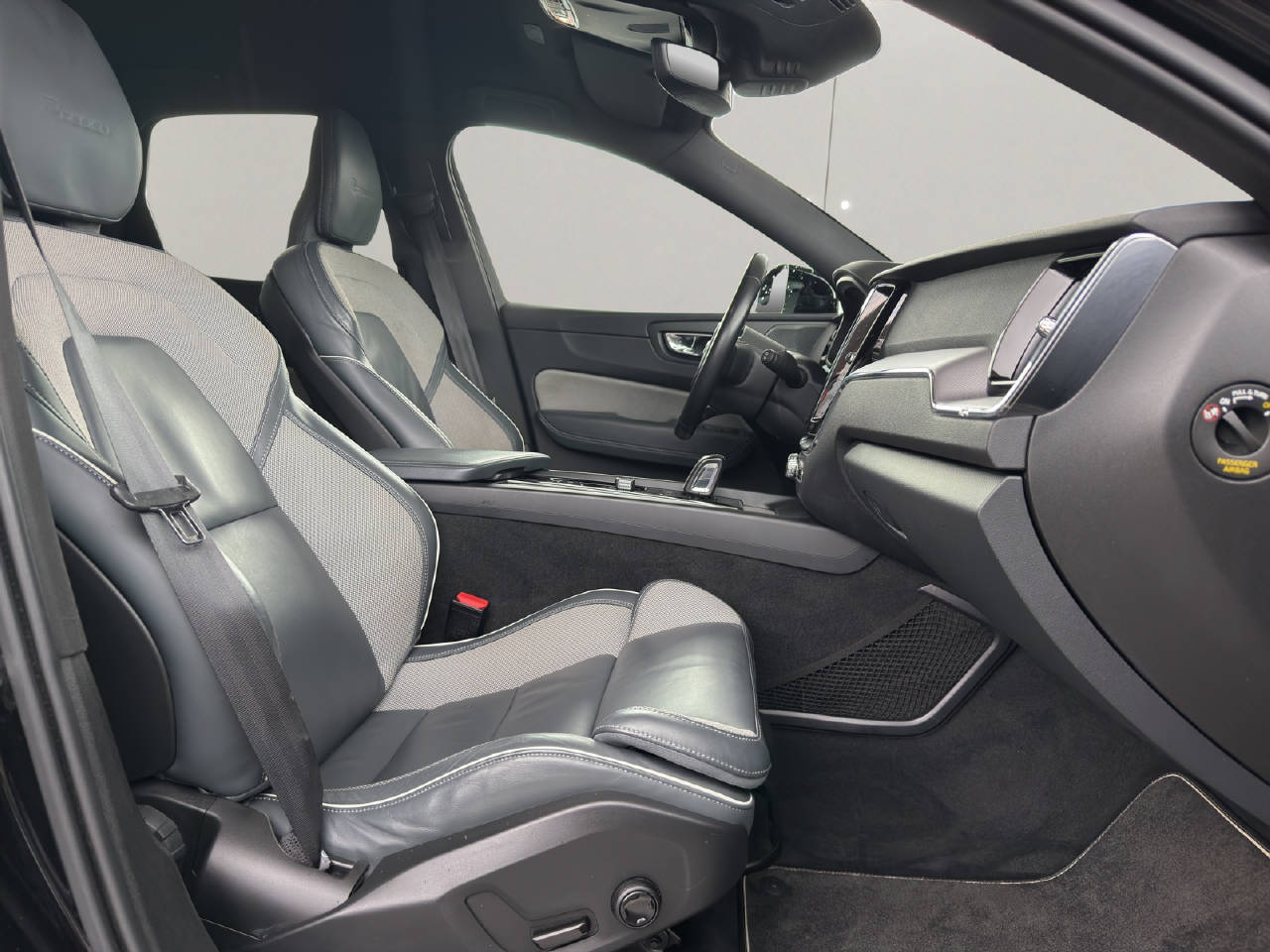 VOLVO XC60 2.0 B4 MH R-Design AWD-image-12