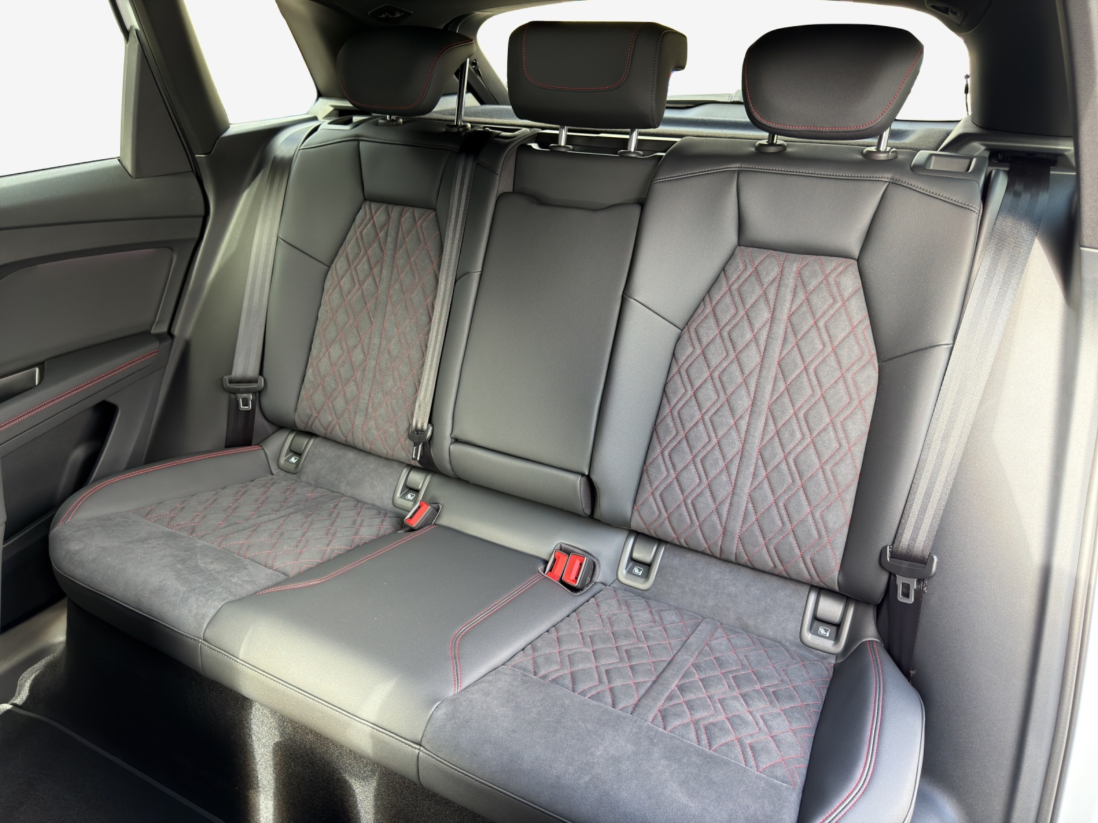 AUDI Q4 e-tron 45 Edition Swiss Ski quattro-image-12