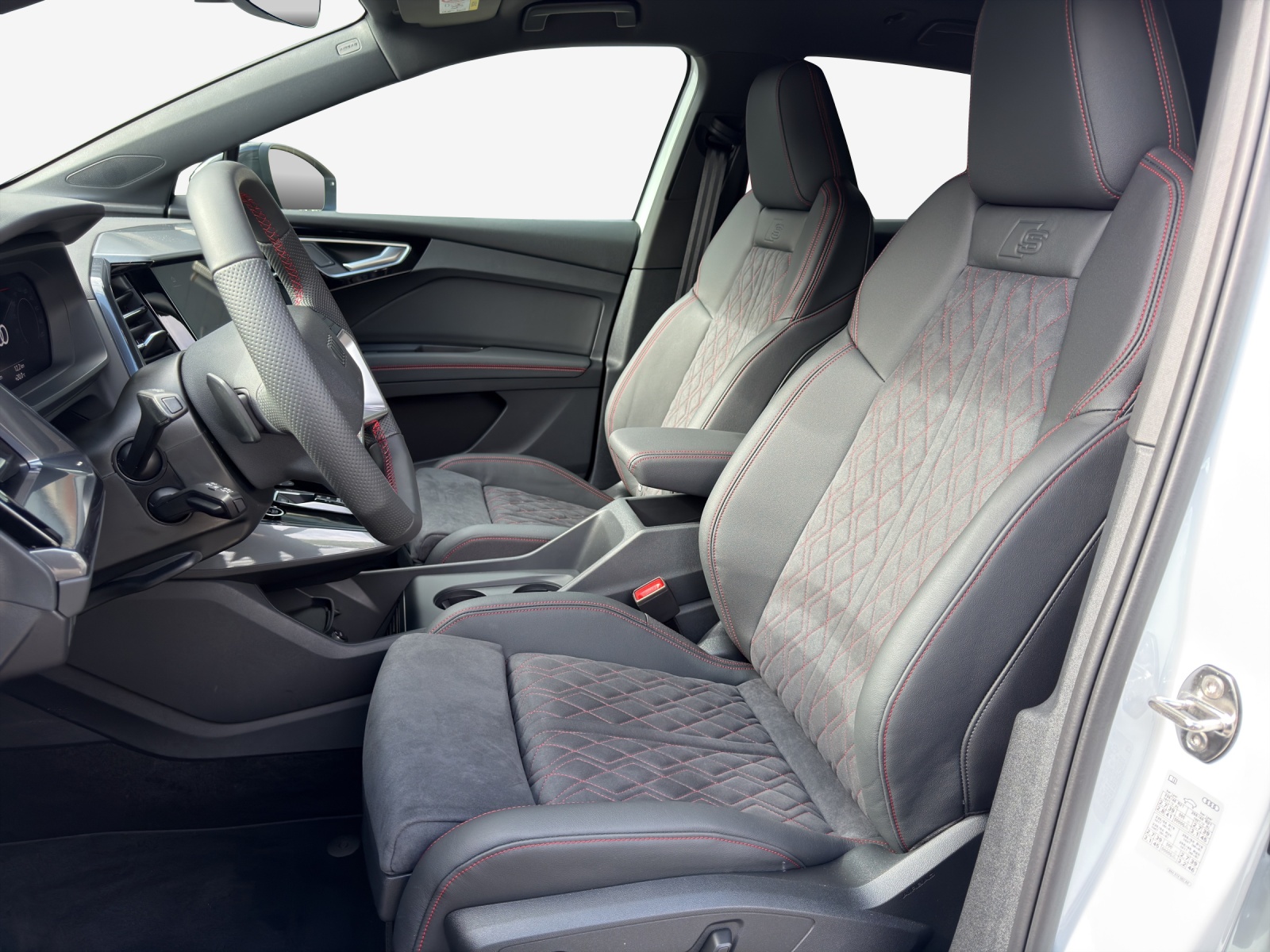 AUDI Q4 e-tron 45 Edition Swiss Ski quattro-image-8