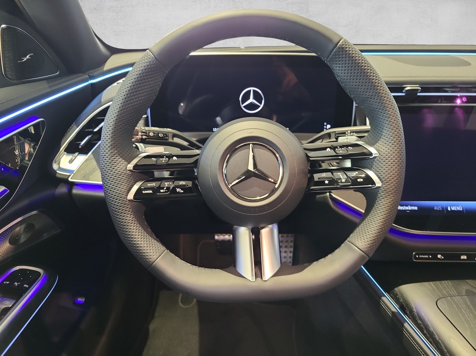 MERCEDES-BENZ E 220 d T 4Matic 9G-Tronic-image-12