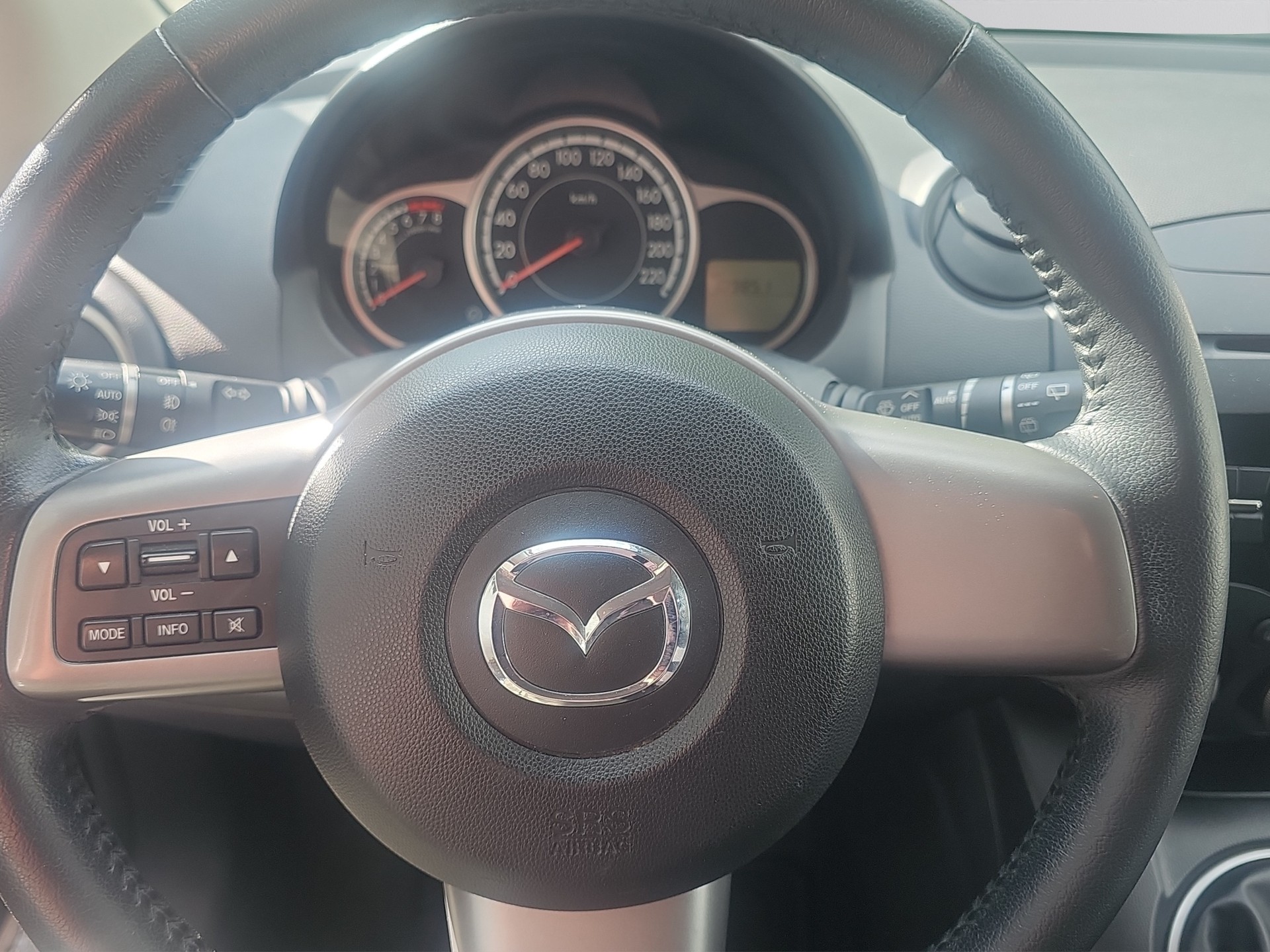 MAZDA 2 1.3i 16V Exclusive-image-9