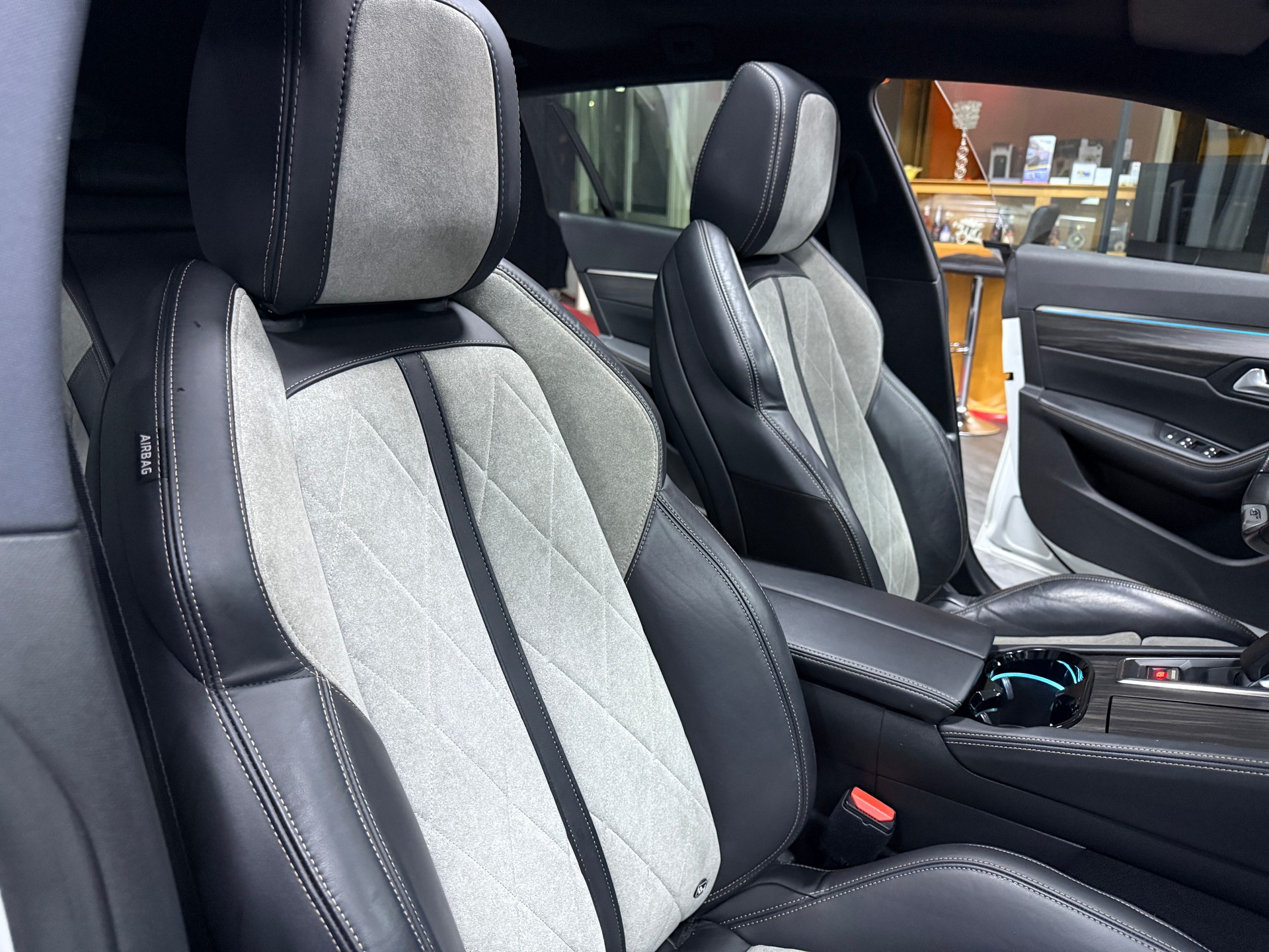 PEUGEOT 508 SW 1.6 PHEV Allure EAT8 / CH Fz-image-16