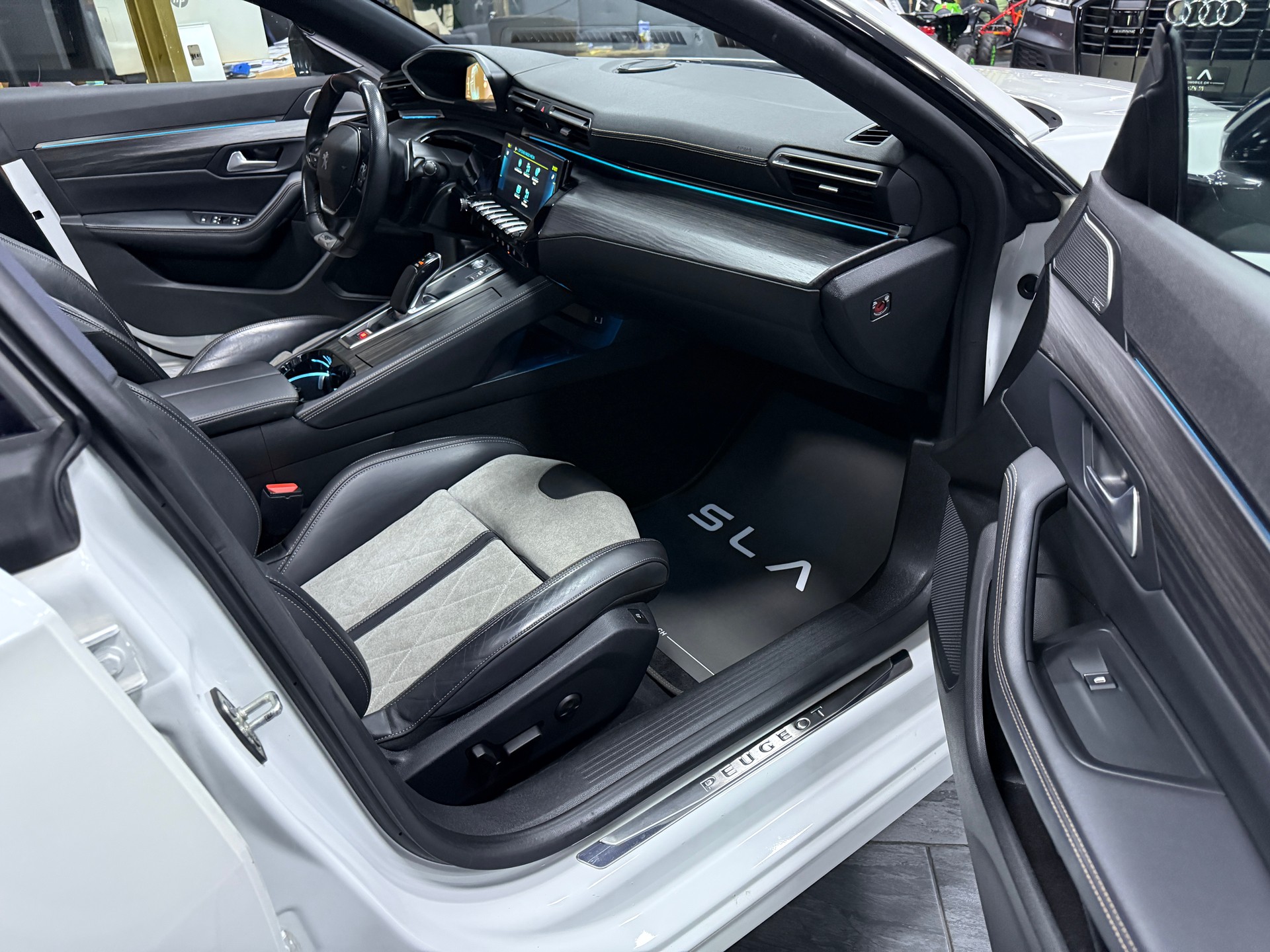 PEUGEOT 508 SW 1.6 PHEV Allure EAT8 / CH Fz-image-13