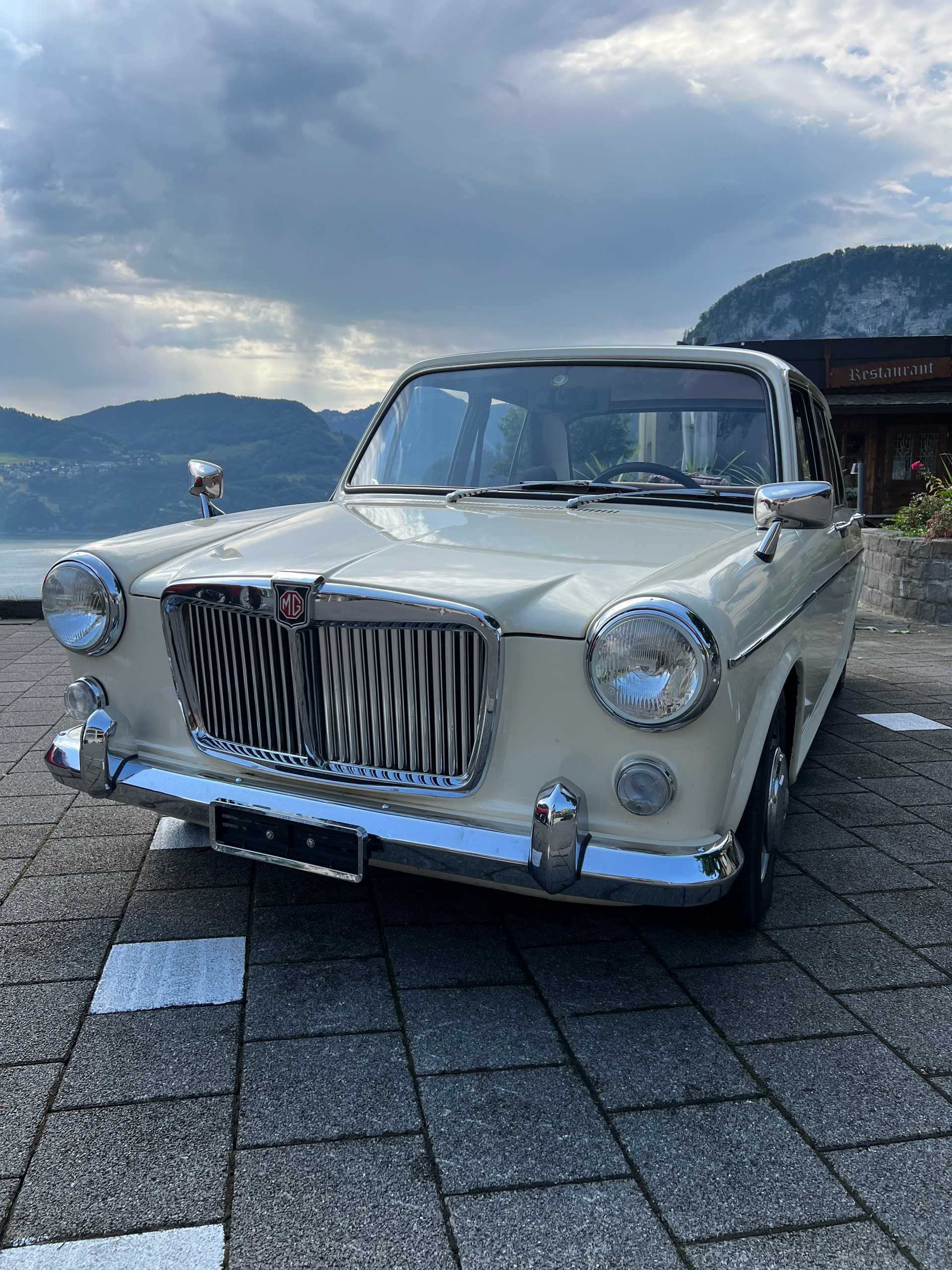 MG 1100-image-1
