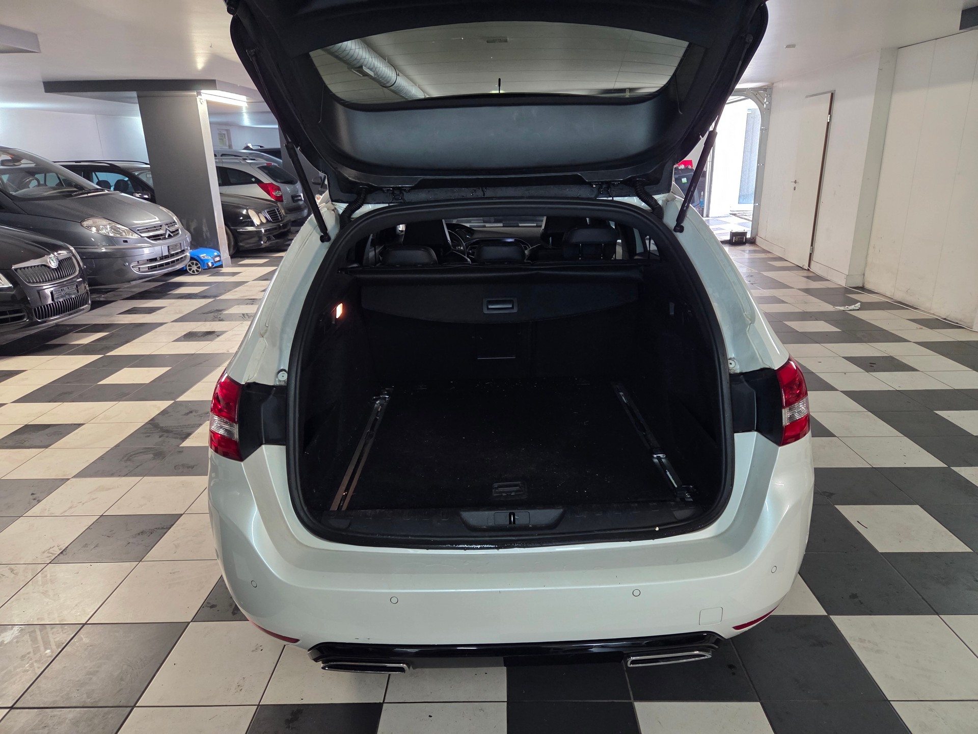 PEUGEOT 308 SW 2.0 BlueHDI GT Automatic-image-12