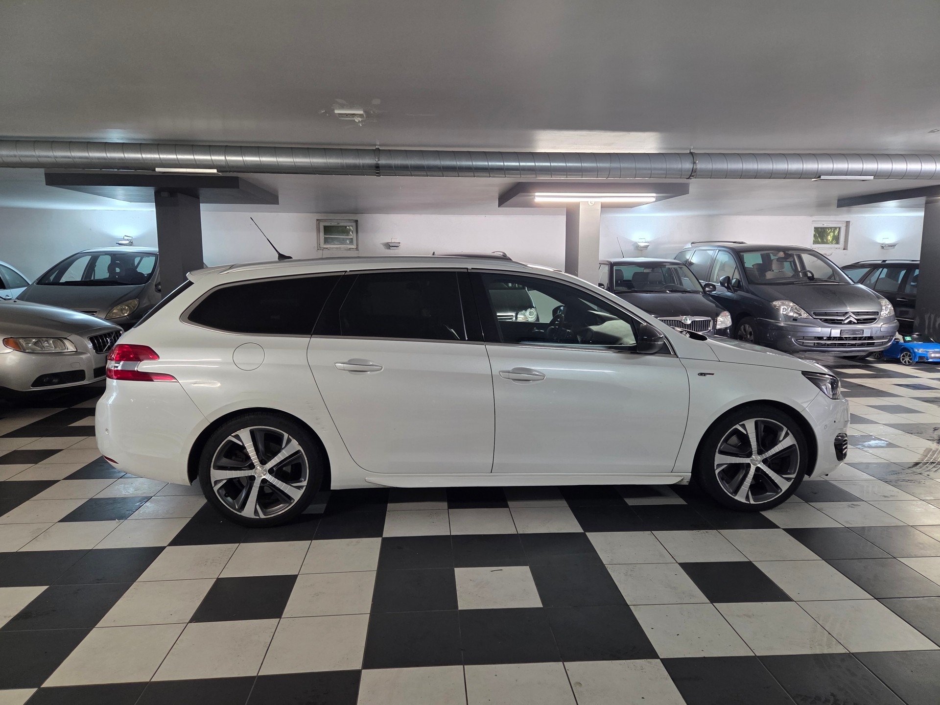 PEUGEOT 308 SW 2.0 BlueHDI GT Automatic-image-5
