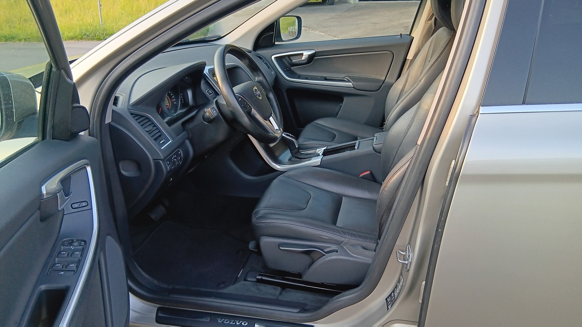 VOLVO XC60 D5 AWD Momentum Geartronic-image-4