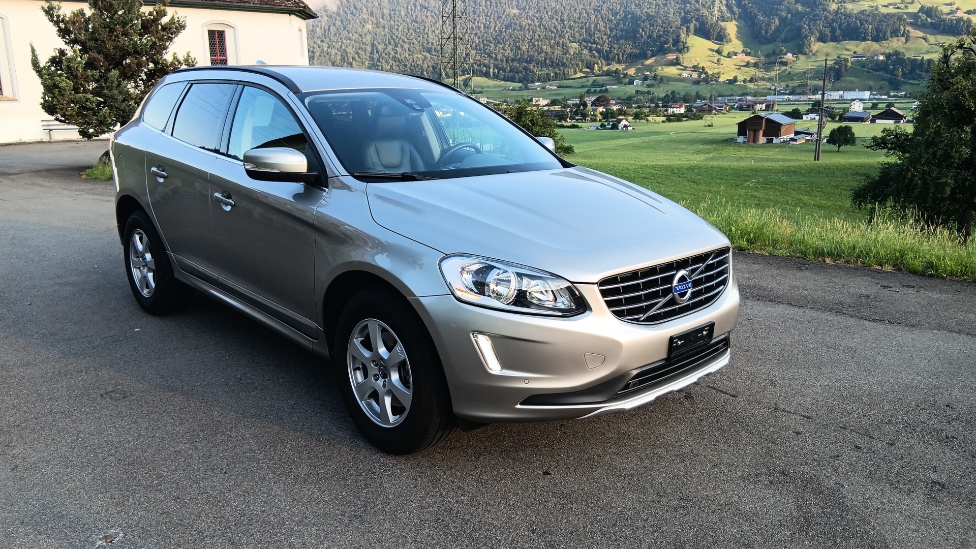 VOLVO XC60 D5 AWD Momentum Geartronic-image-1