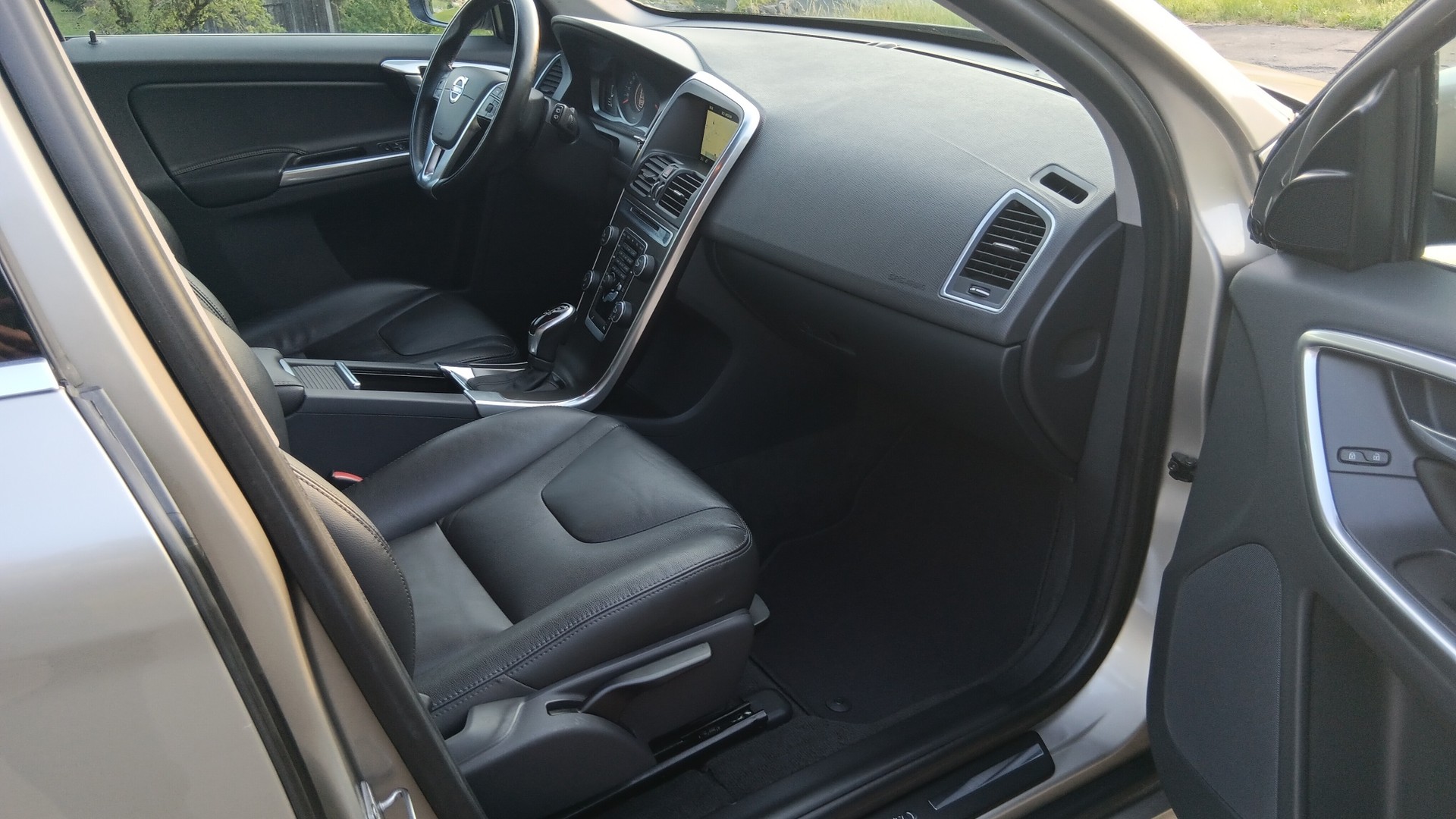 VOLVO XC60 D5 AWD Momentum Geartronic-image-7