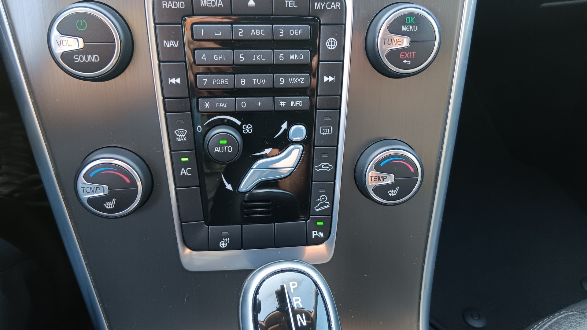 VOLVO XC60 D5 AWD Momentum Geartronic-image-5