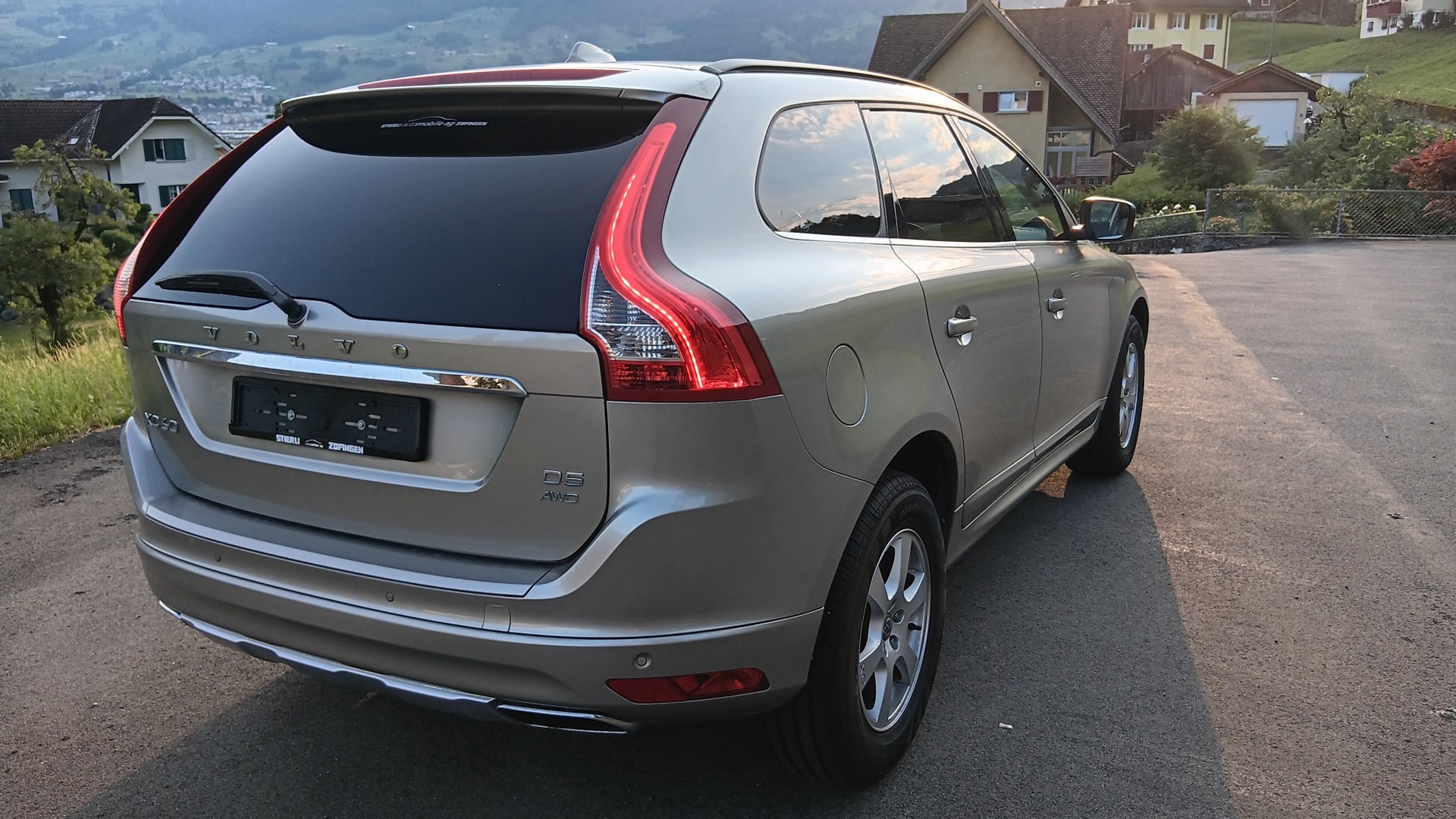 VOLVO XC60 D5 AWD Momentum Geartronic-image-3