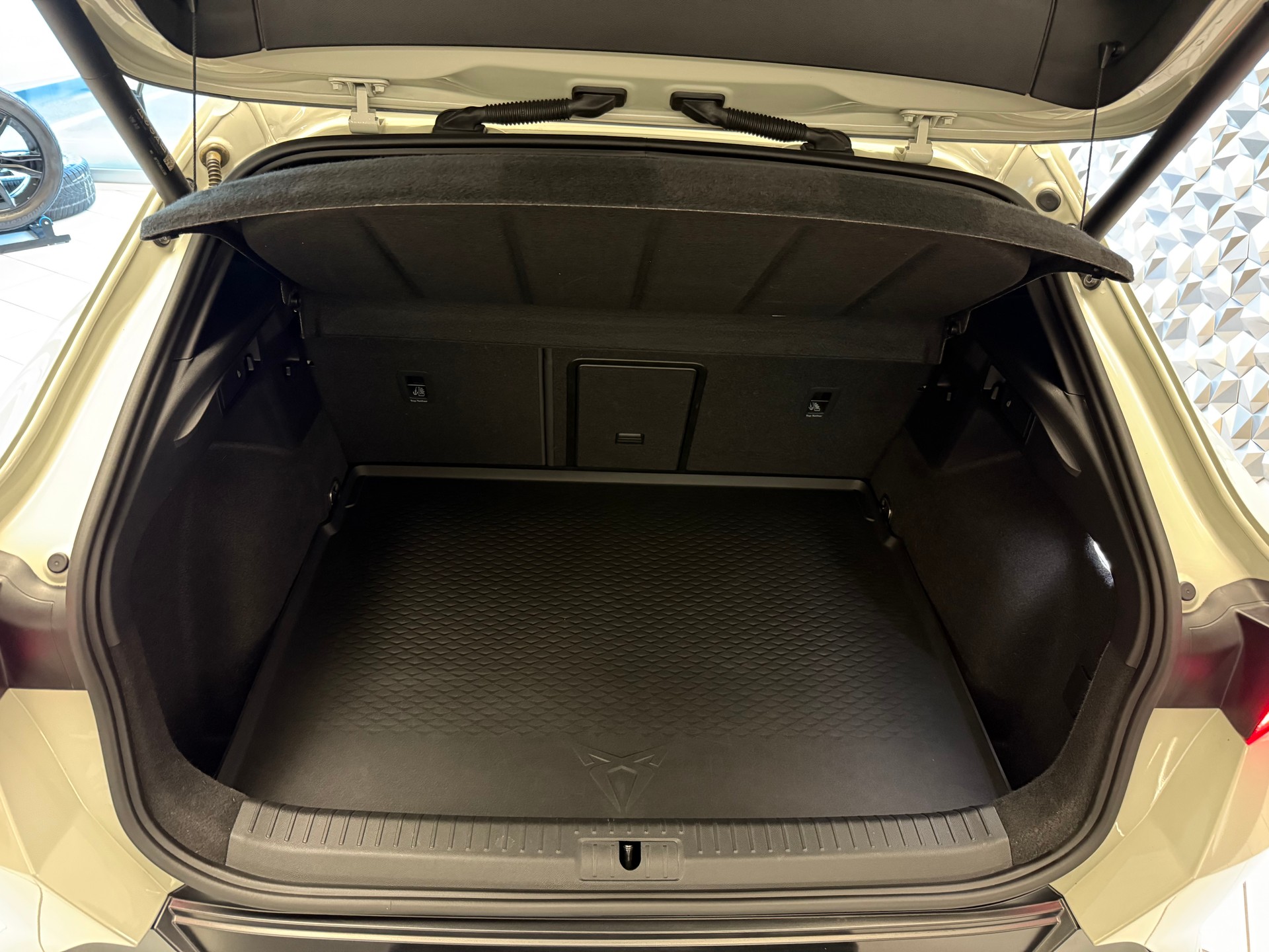 CUPRA Formentor 2.5TSI VZ5 Taiga Grey 4Drive DSG | Sondermodell Nr. 401 / 999 |-image-9