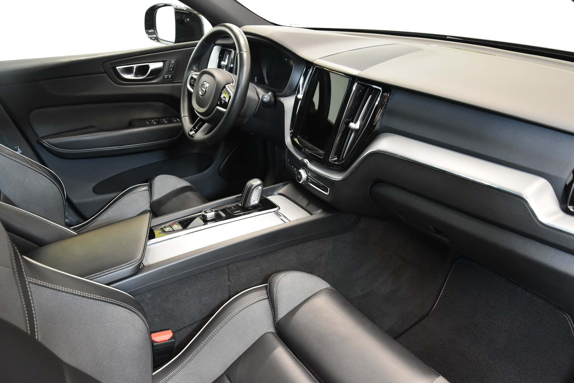 VOLVO XC60 T6 eAWD PluginHybrid Plus Dark Geartronic-image-3