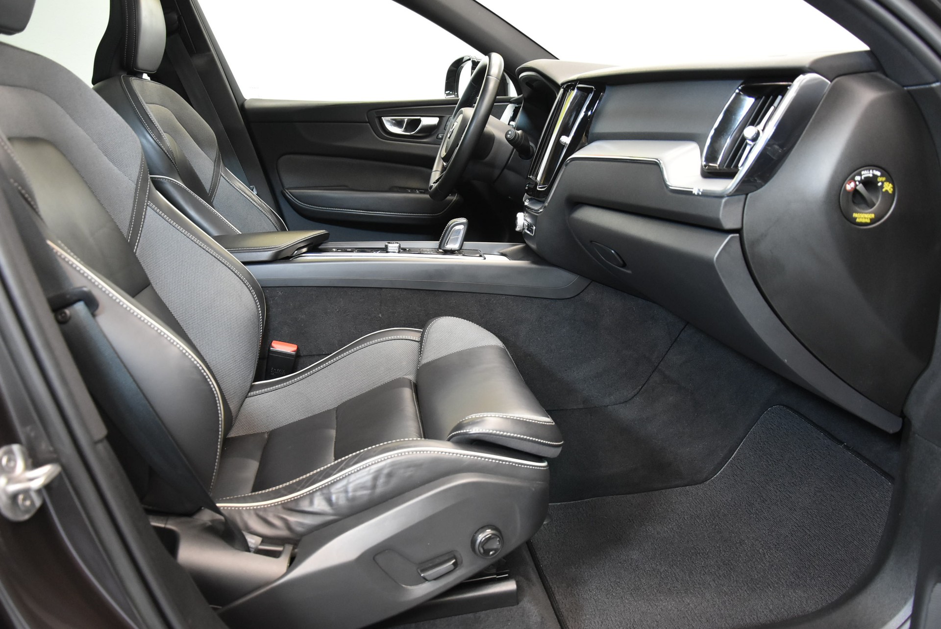 VOLVO XC60 T6 eAWD PluginHybrid Plus Dark Geartronic-image-2