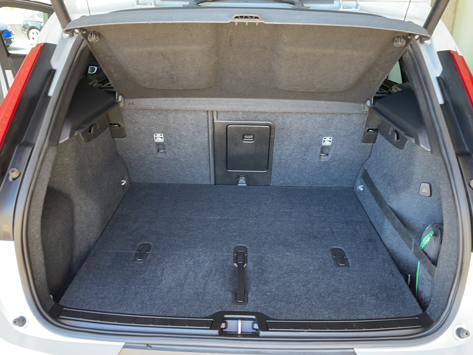 VOLVO XC40 2.0 D3 Momentum-image-10