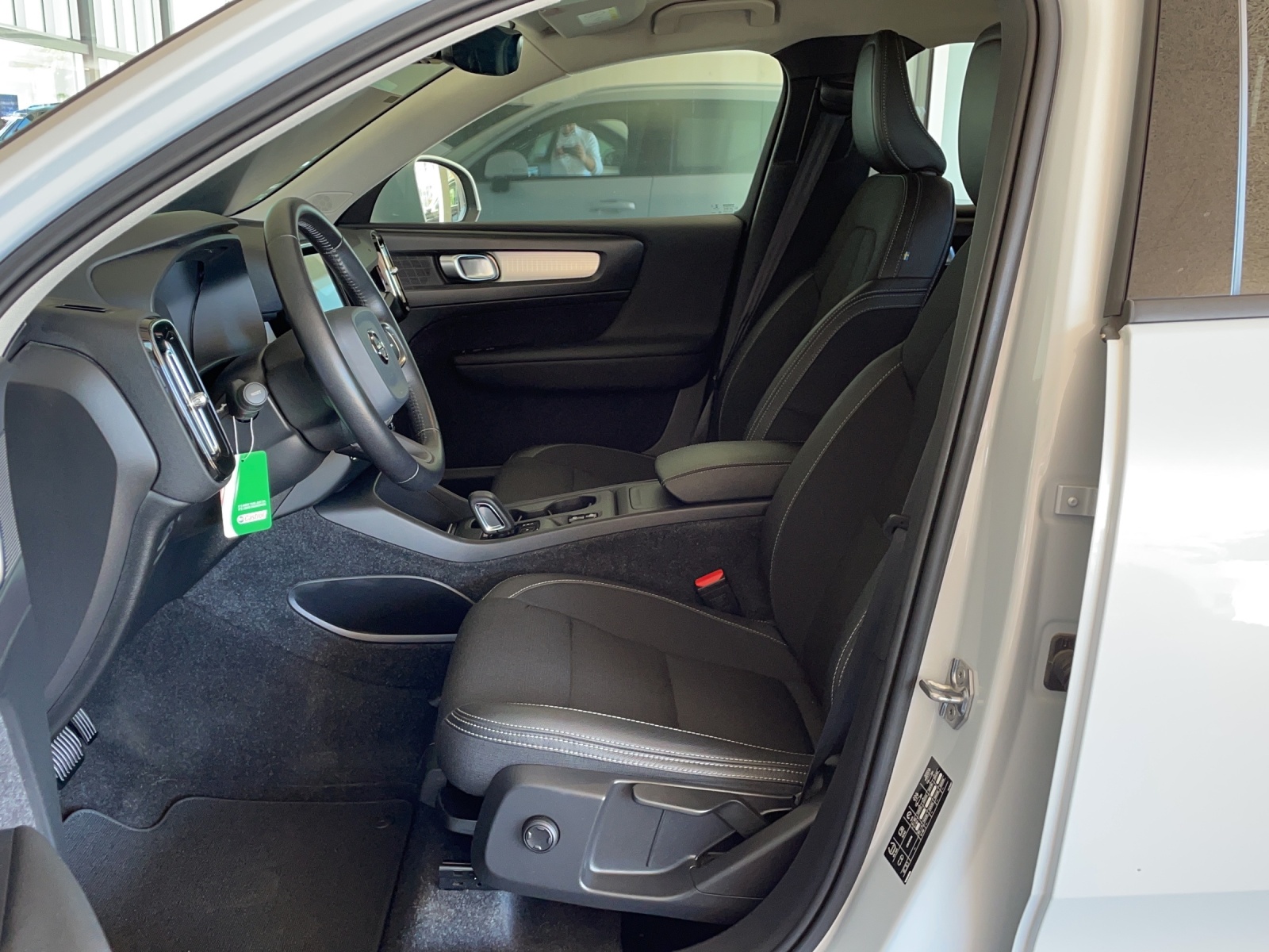 VOLVO XC40 2.0 D3 Momentum-image-8