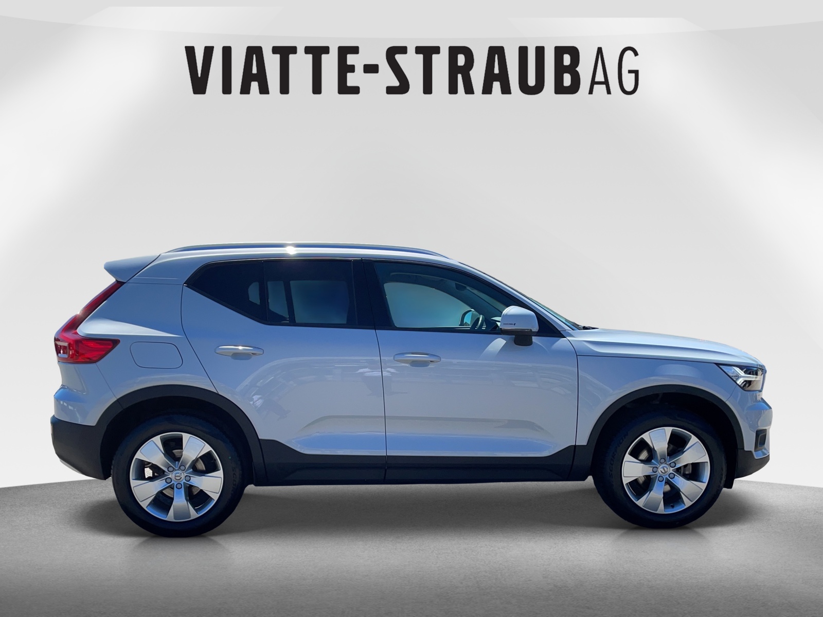 VOLVO XC40 2.0 D3 Momentum-image-5